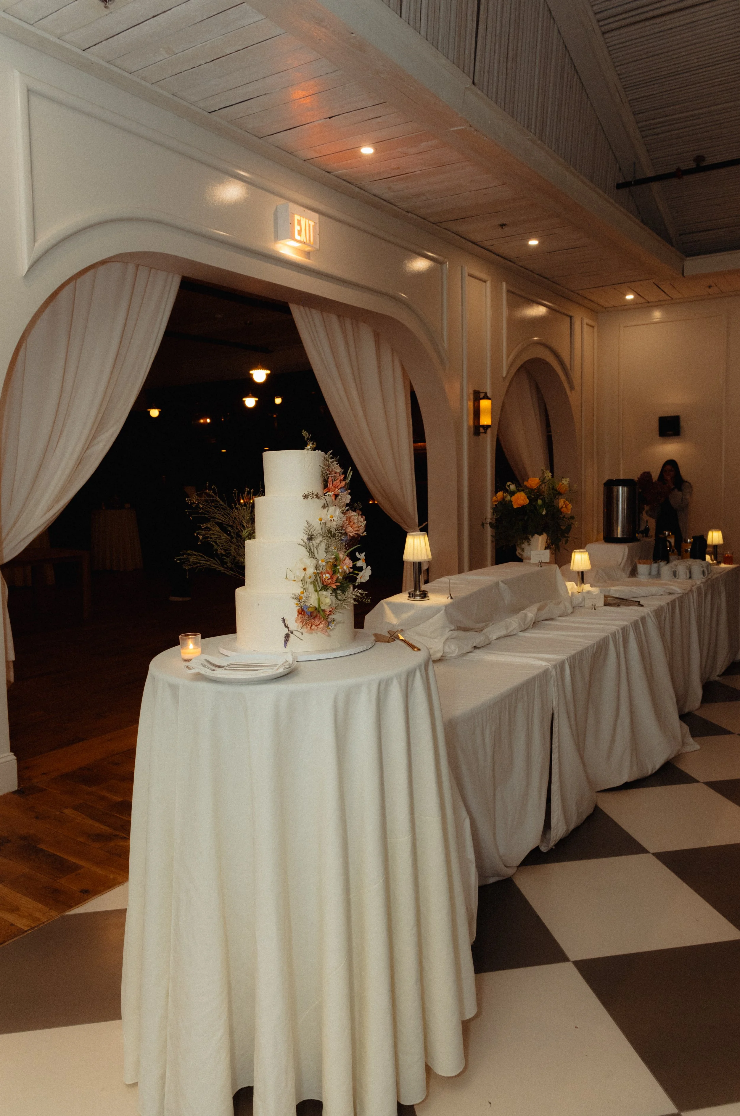 nick and emily wedding cake cutting Hillshore Photography-4.jpg