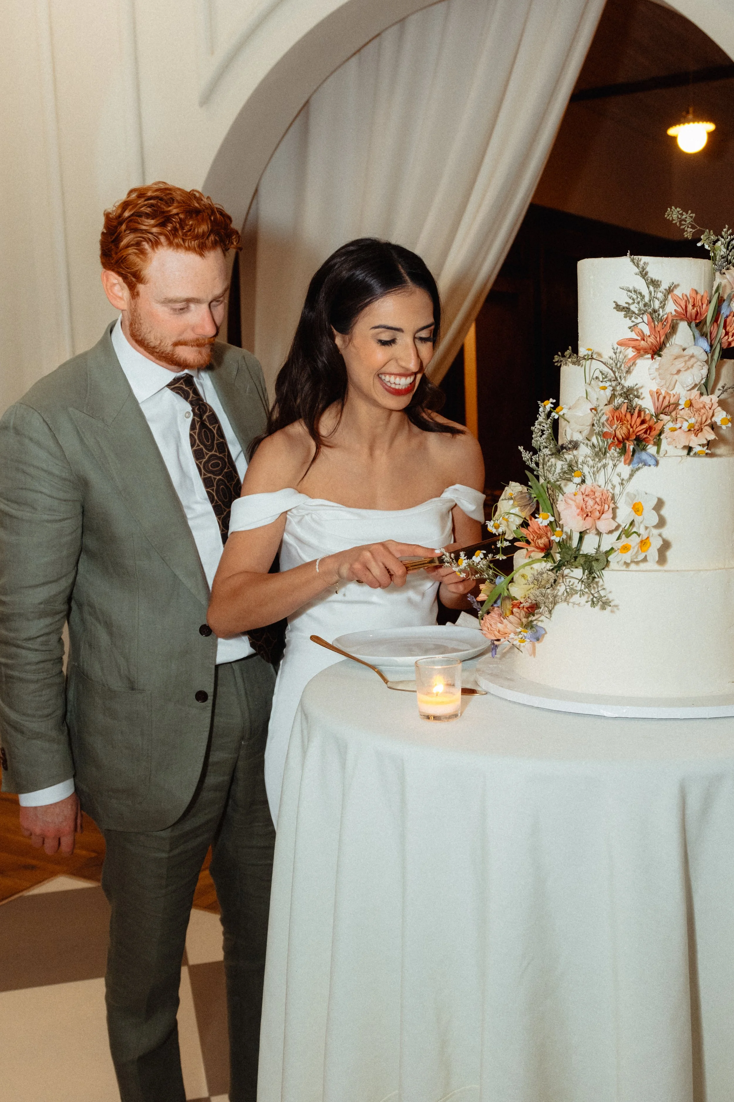 nick and emily wedding cake cutting Hillshore Photography-20.jpg