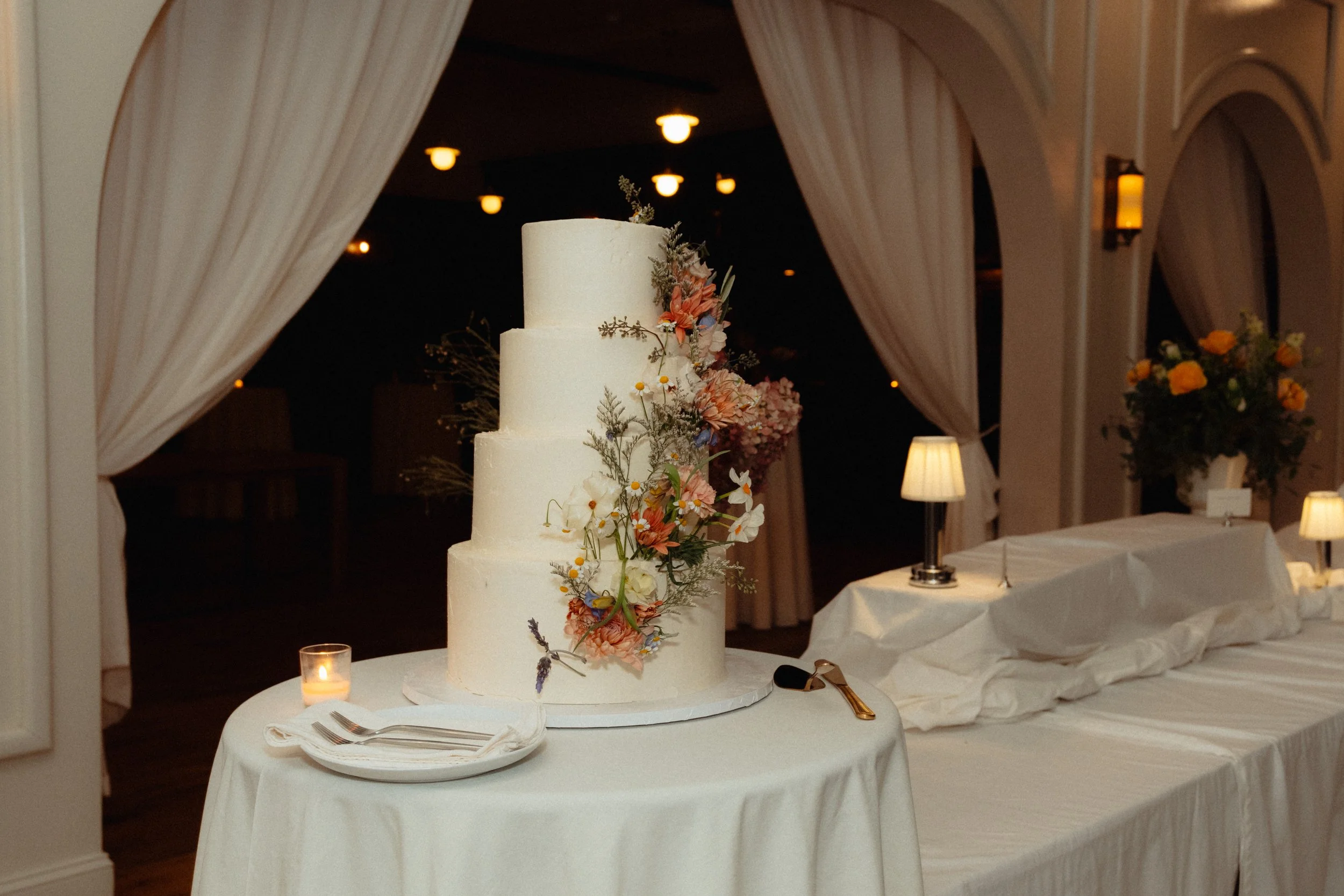 nick and emily wedding cake cutting Hillshore Photography-10.jpg