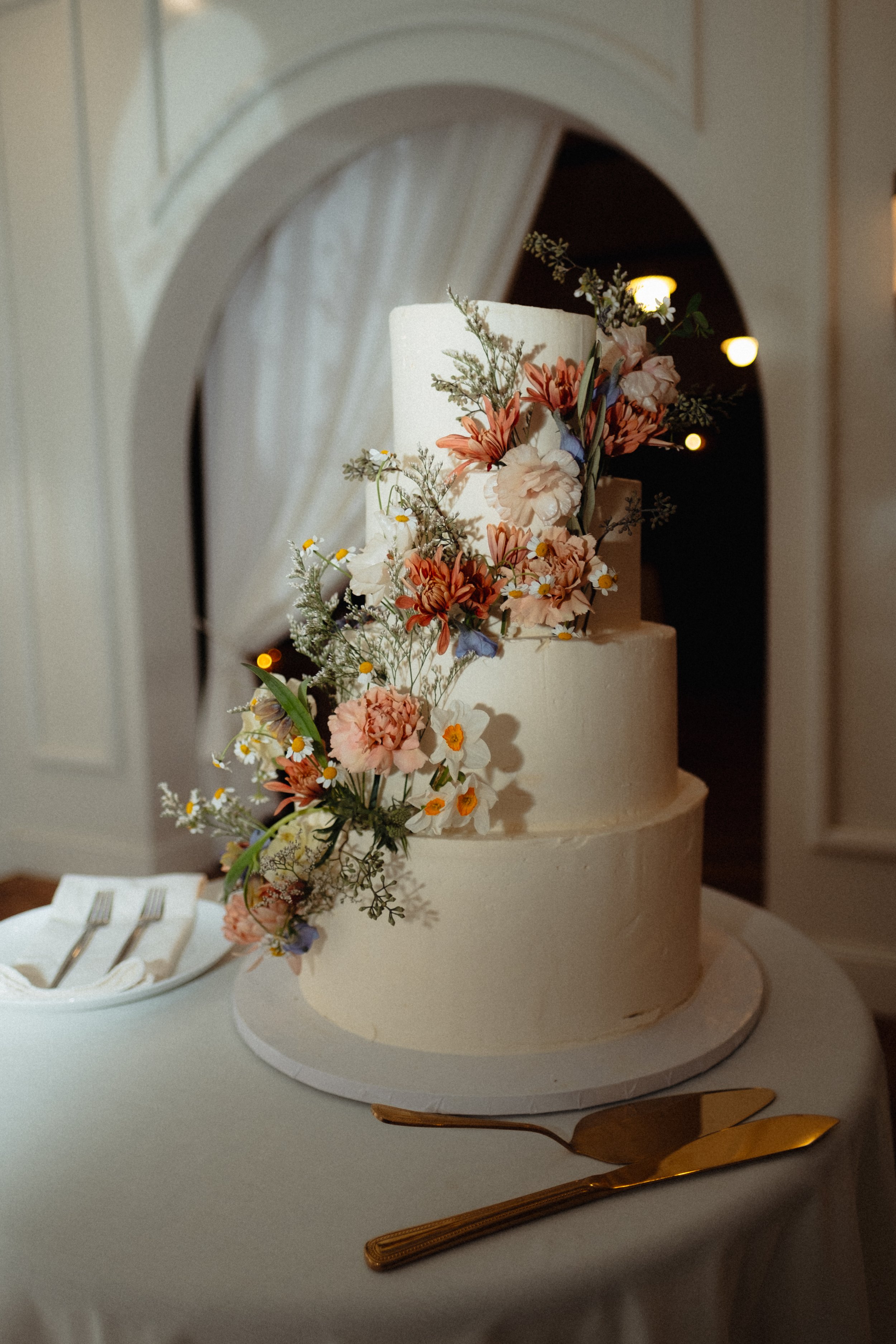 nick and emily wedding cake cutting Hillshore Photography-2.jpg