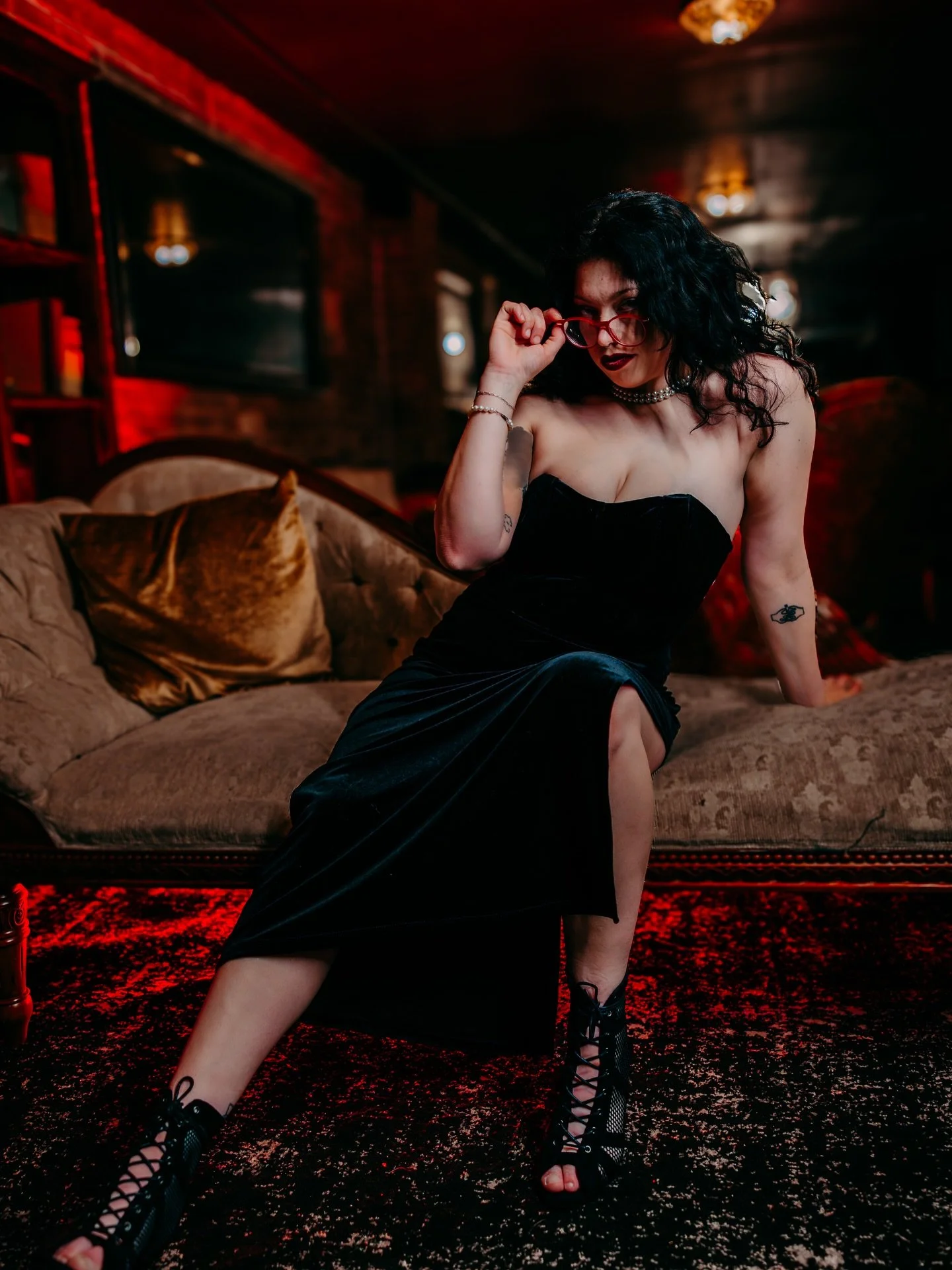 first sneak peak at my recent photoshoot with @d20photographyco 😍 
i&rsquo;m in awe of how these came out wowowowow. more to come!! stay tuned!!

#model #burlesque #photoshoot #boudoir #glam