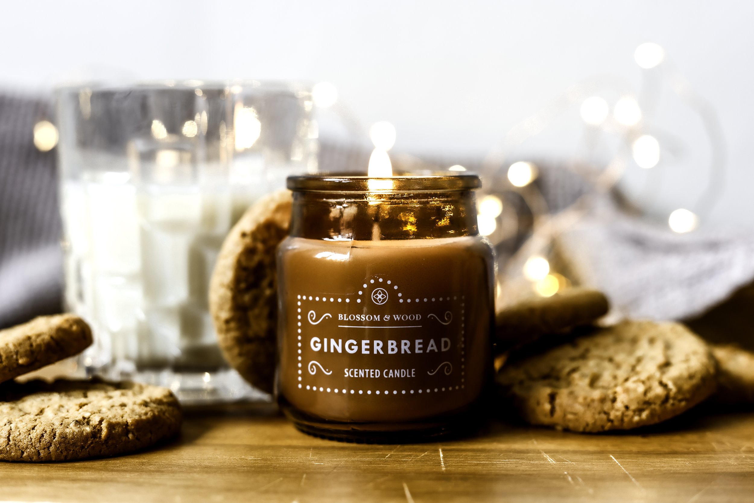 Gingerbread scented candle with cookies and fairy lights