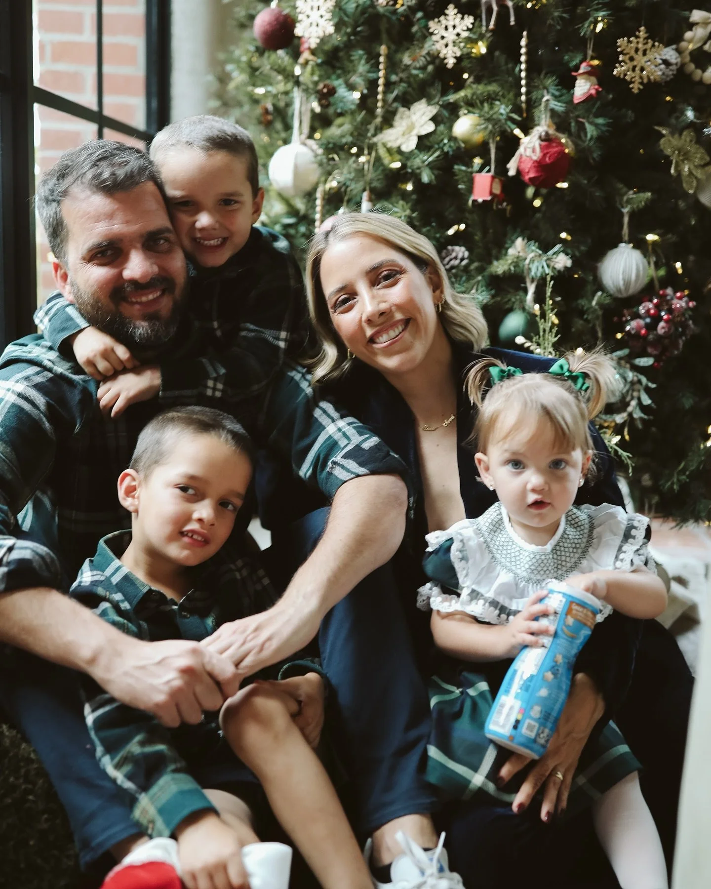 🎄 Feliz Navidad de nuestra “perfecta” familia para la tuya 🎄
Aquí está la foto: todos sonrientes, arreglados, en sincronía. Pero déjenme contarles el detrás de cámaras: uno no quería ves