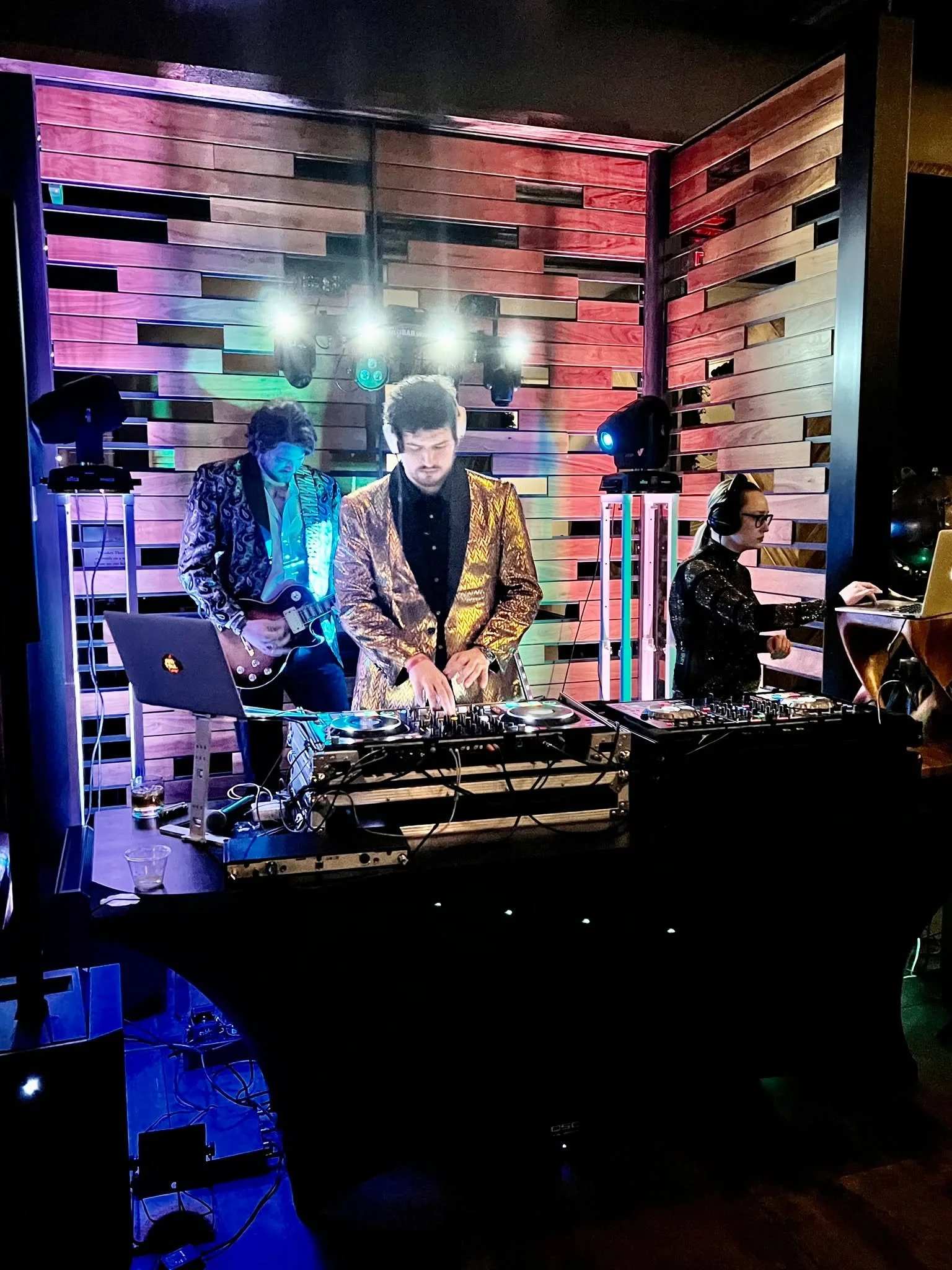 We have everything you need to get the party going and keep it going. 🎤

#Nashville #TN #MiddleTennessee #WeddingDJ #EventPlanning #Wedding #NashvilleWedding #DJ #Music #Entertainment #PartyStarter