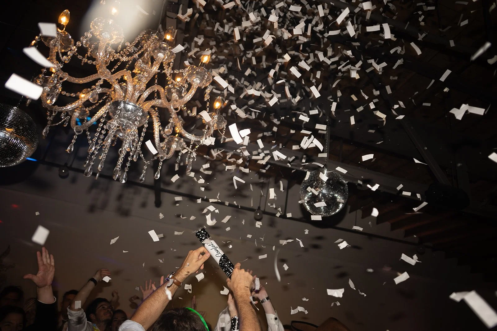 It's these moments... everyone celebrating love, having the time of their lives. This is what we are here to create. ✨
.
.
.
Photography + video: @weaver_media
Planning and design: @sarahdoakland
Venue and bar: @thesaintelle
Drapery + lighting: @reno