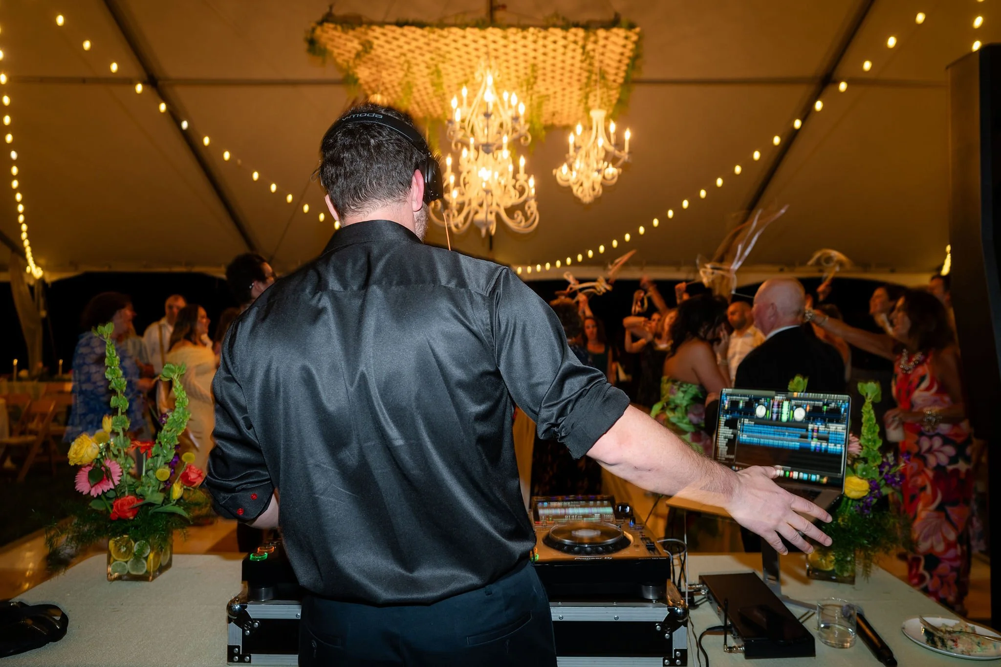 A Chief Party Starter in it's natural habitat. 🤘😂
.
.
.
@chiefpartystarter 
@chriswjonesphoto 
@questevents_nashville 
@mtluxuryrestrooms 
@coupe_cocktails 

#Nashville #WeddingDJ #weddingreception #Dancefloor #DJ #PartyTime #DanceFloor