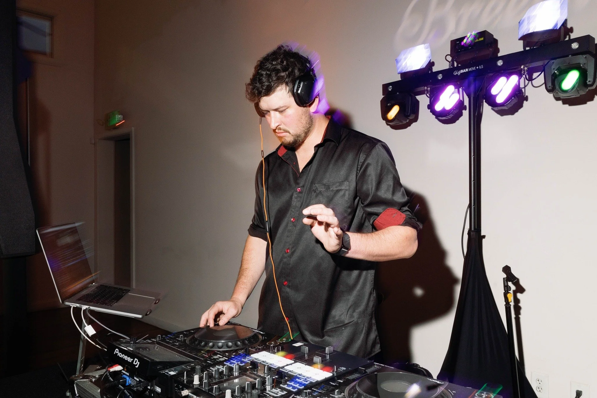A chief party starter in their natural Nashville habitat! ✨🎶

#NashvilleDJ #WeddingDJ #Entertain #PartyStarter #PartyTime
