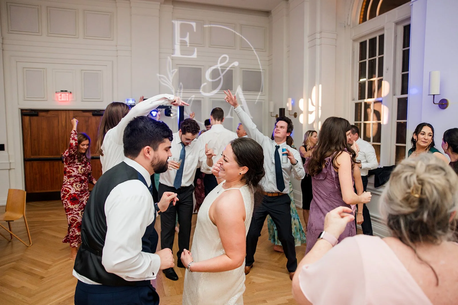 To those guests who stay until the very end 🥂🎧 Cheers!

Nashville and Middle Tennessee &mdash; let's plan your wedding entertainment. 
Link in bio.

Photographer: @johnmyersphotography 

#NashvilleWedding #WeddingGuests #WeddingDJ #FallWedding #Nas