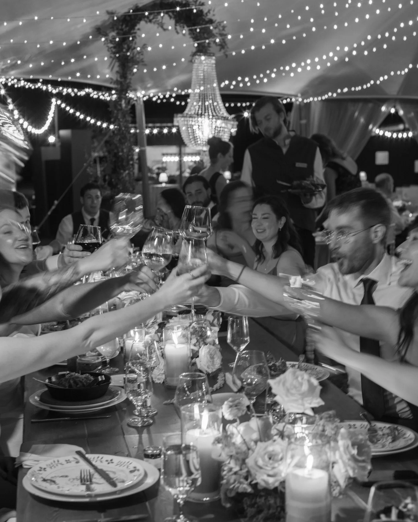We love photos that captures the energy of people have a really good time, celebrating the people they love. These photos do the trick. 

Great people, great vibes, a beautiful ceremony, a packed dance floor. Sounds like a good wedding to us. ✨🎧

Le