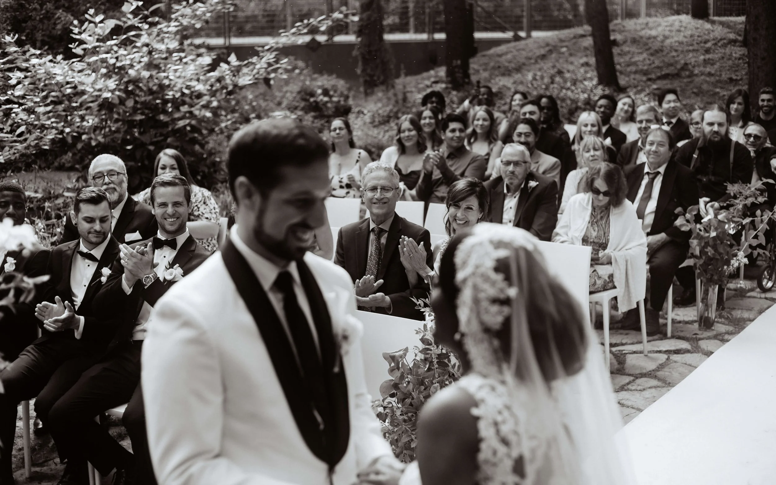 Photo noir et blanc d'une robe de marée suspendu à une grande fenêtre