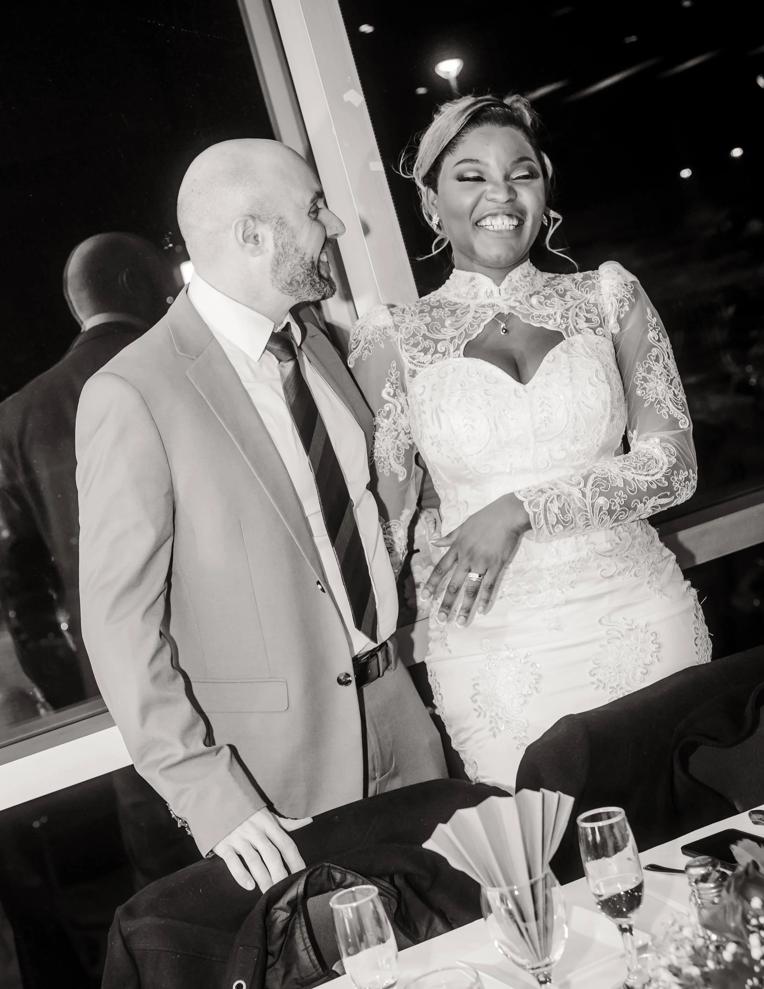 Dans un restaurant à Anjou, un homme et une femme échangent un fou rire.