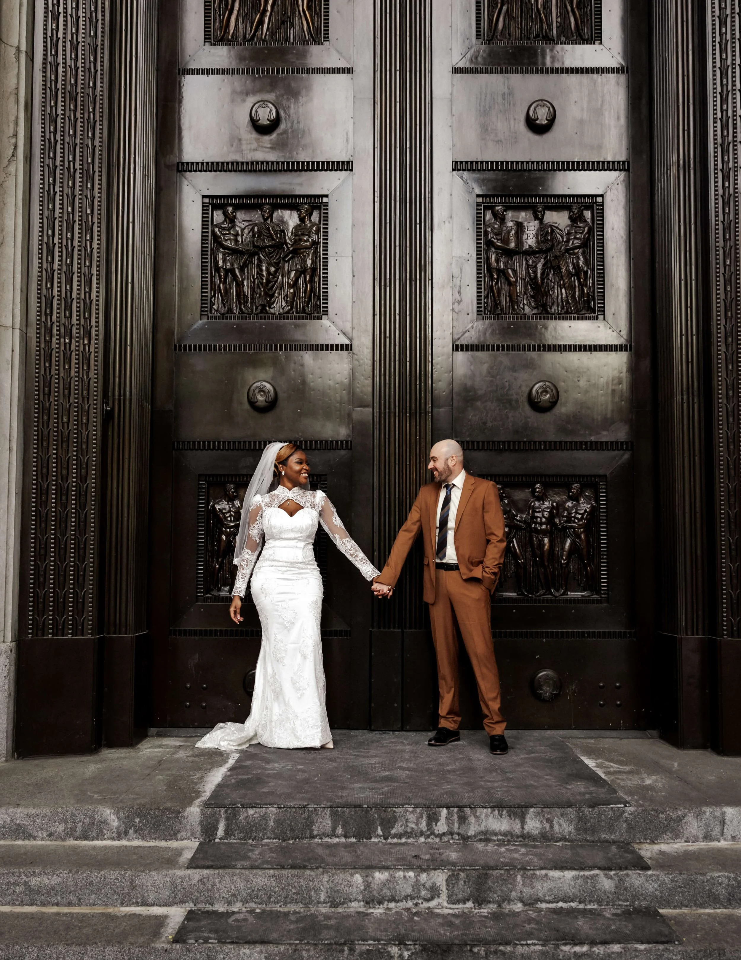 À la cour d'appel du Québec, de nouveau mariés posent.