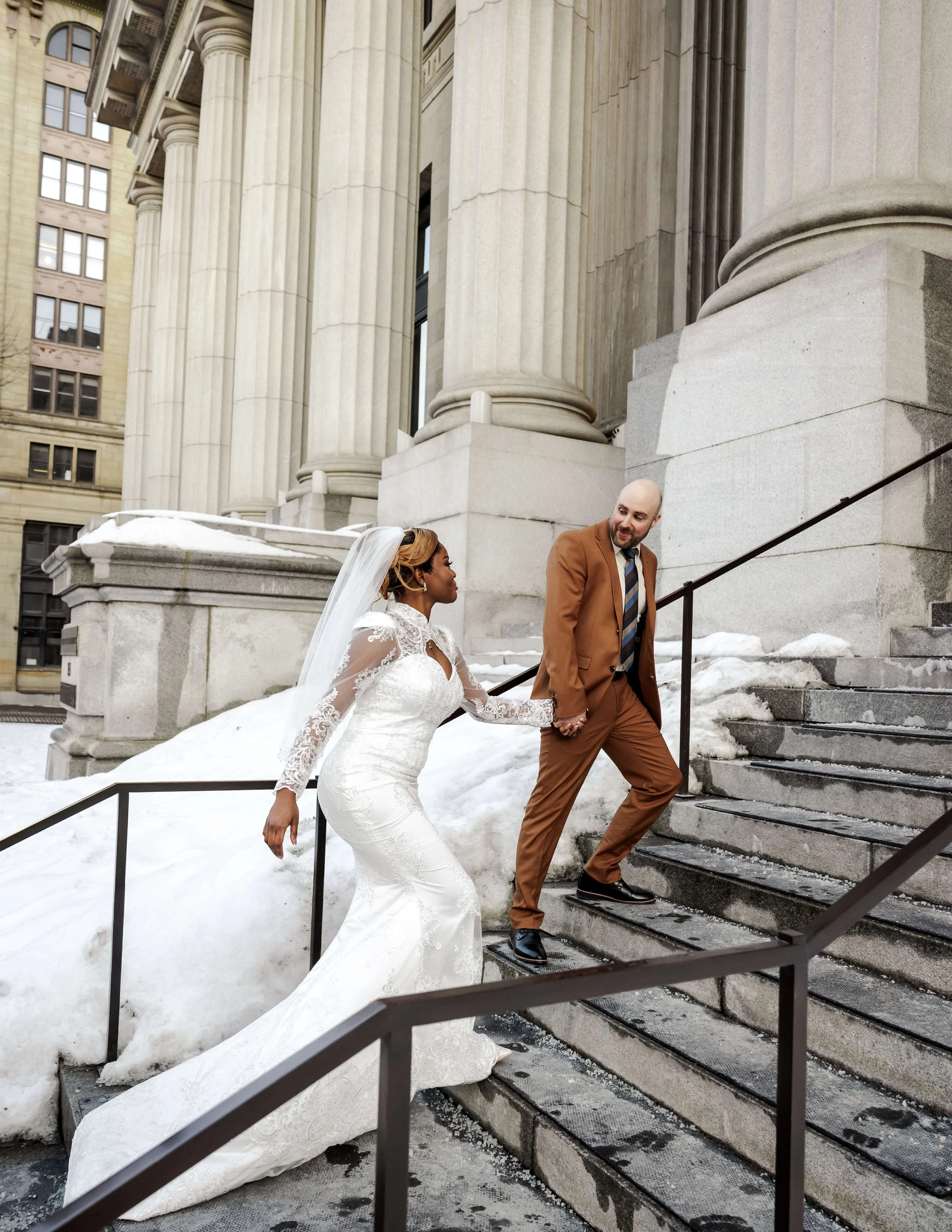 Dans le Vieux-Montréal, de nouveau marié monte les marches de la cour d'appel du Québec.