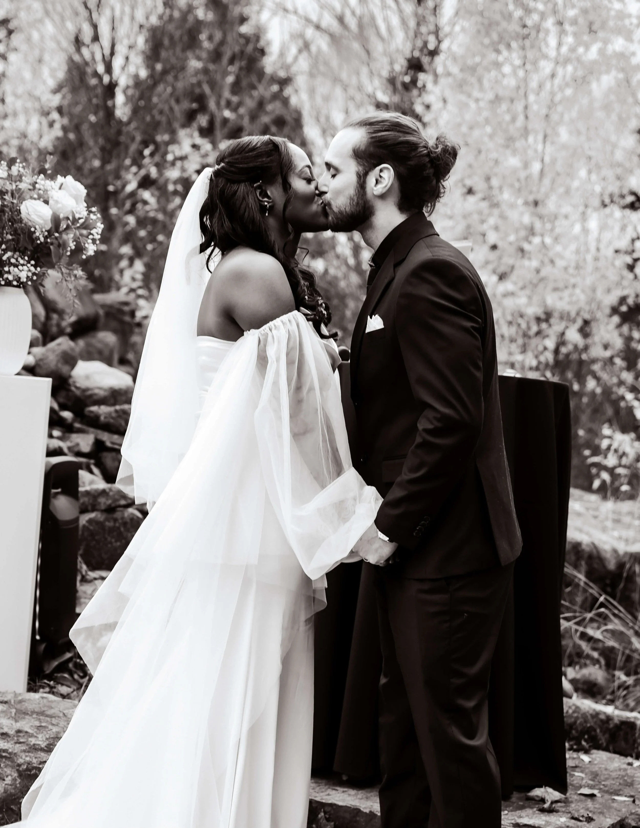 Cérémonie mariage couple mariés en noir et blanc