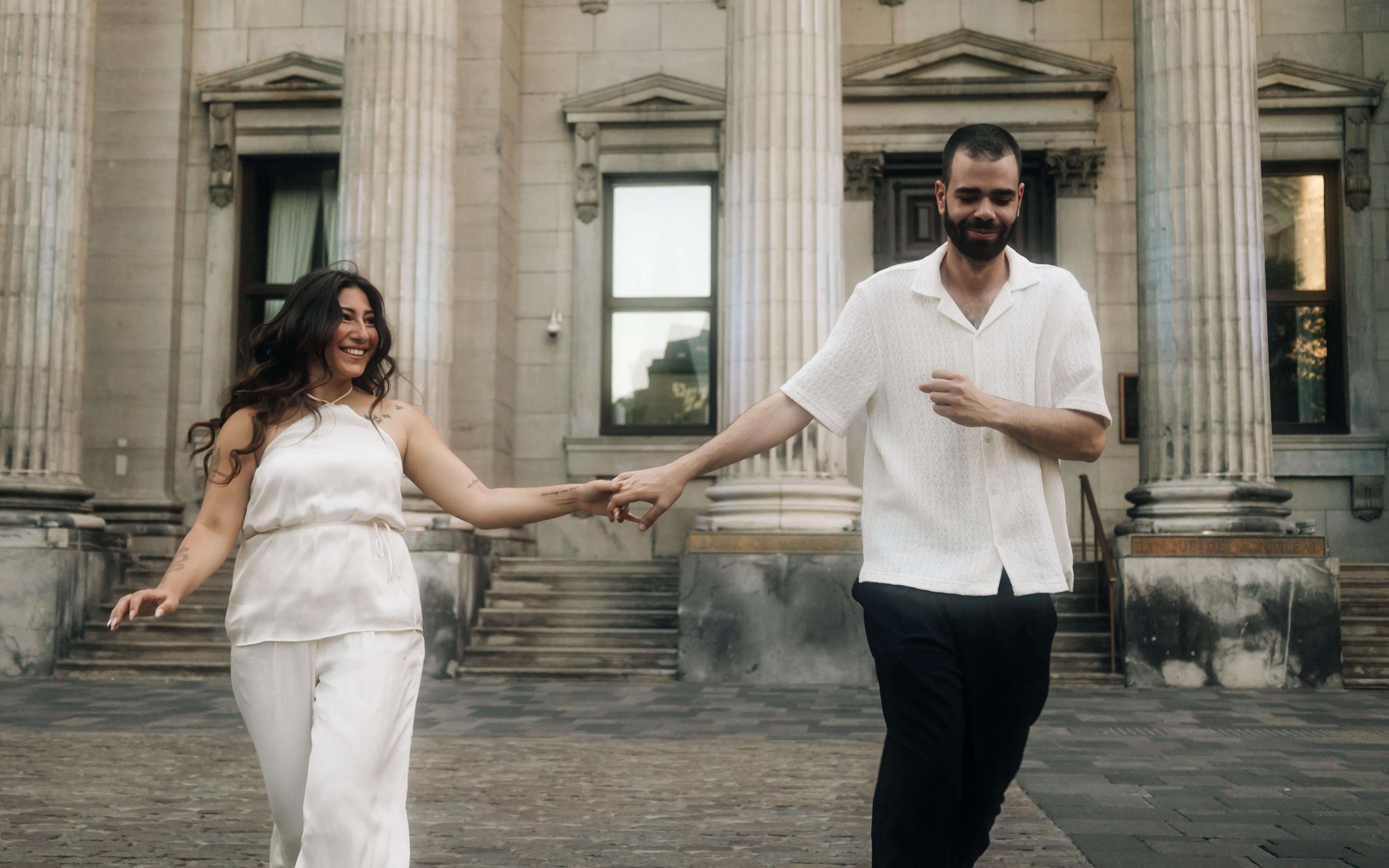 photo d'un couple fiancé dans le vieux port de Montréal, devant une vieille banque