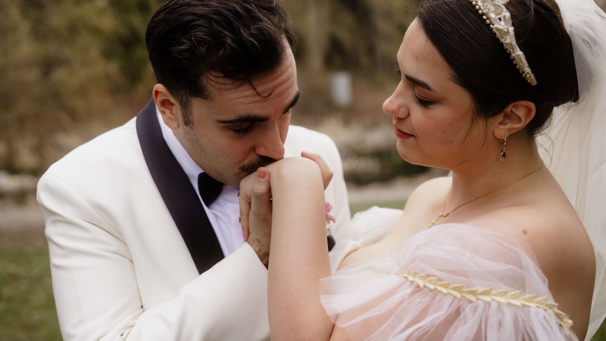 Un homme donne un baiser sur la main d'une femme.