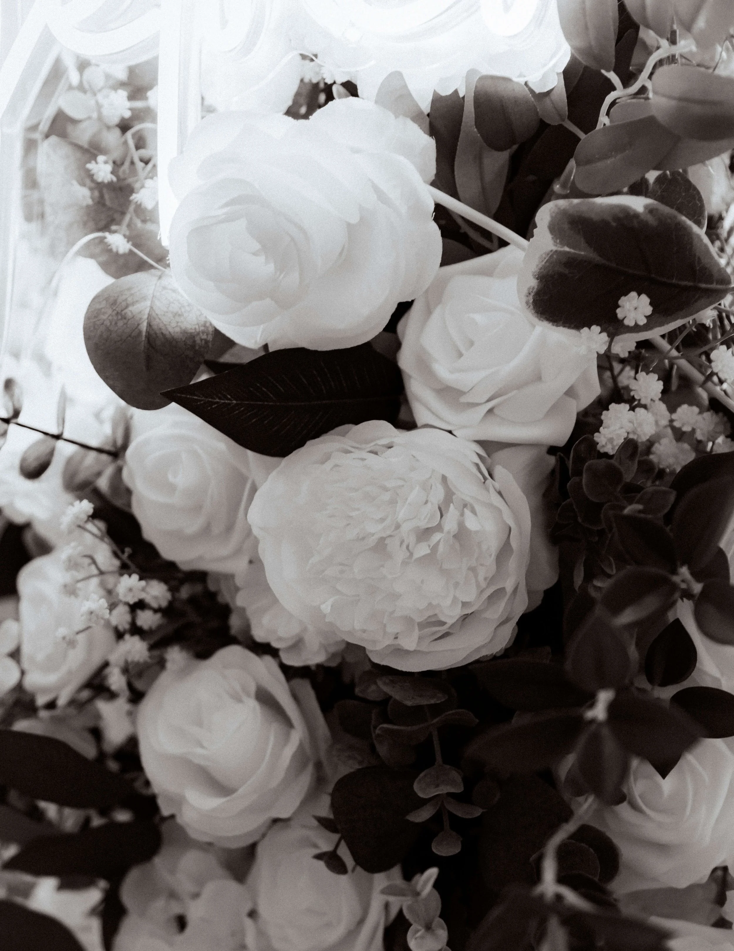 Photo noir et blanc d'un bouquet de fleur mariage