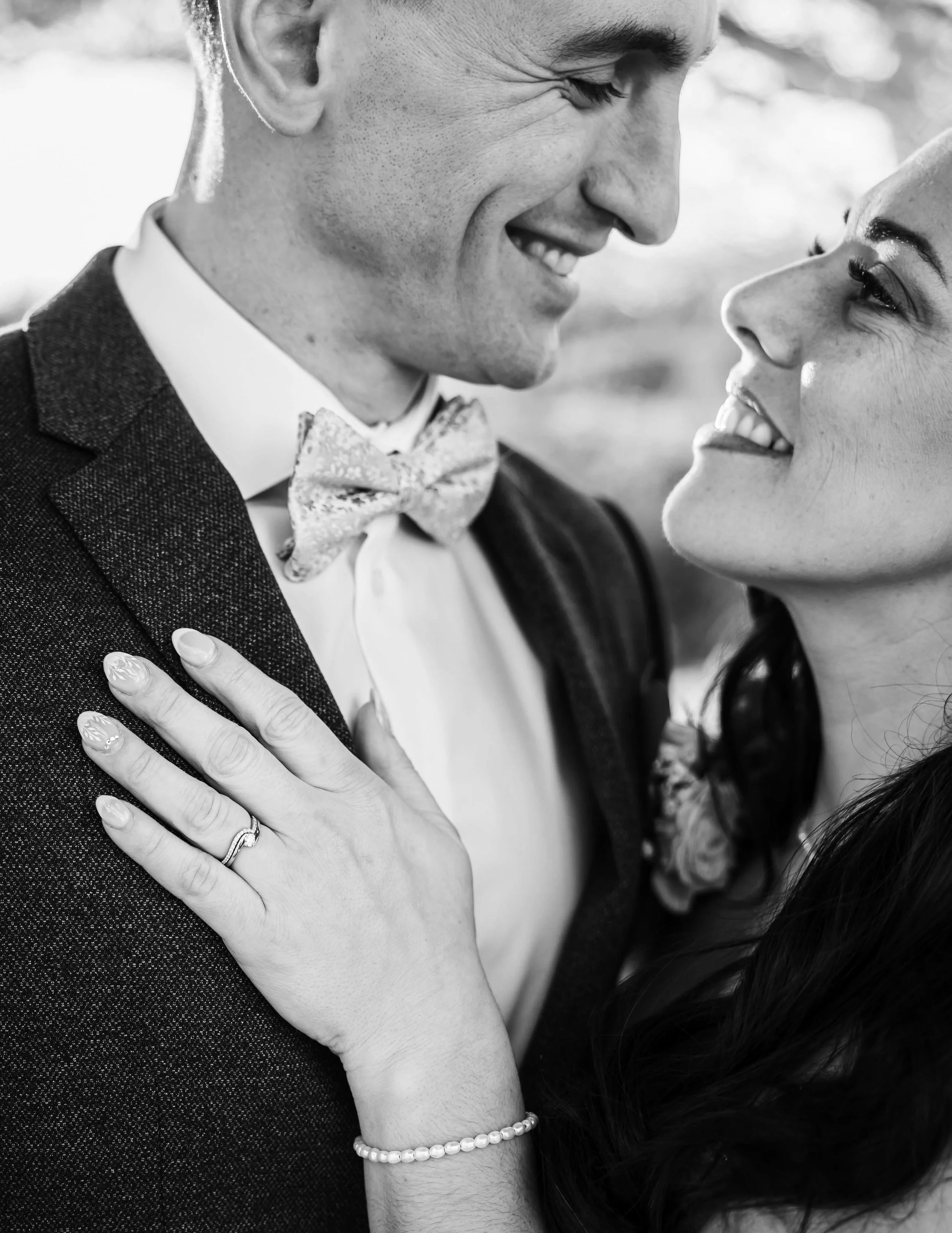 Un homme et une femme se regardent tendrement dans les yeux, le sourire au lèvre.