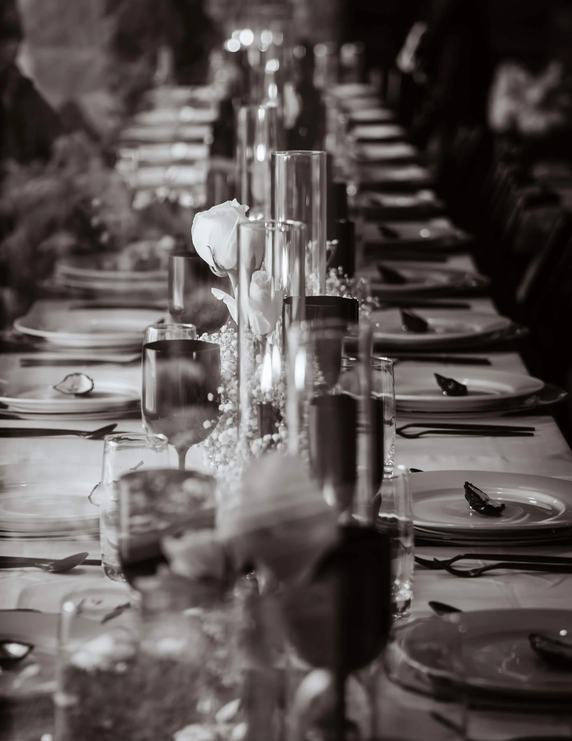 Décoration table mariage élégante, vaisselle et fleurs, style noir et blanc