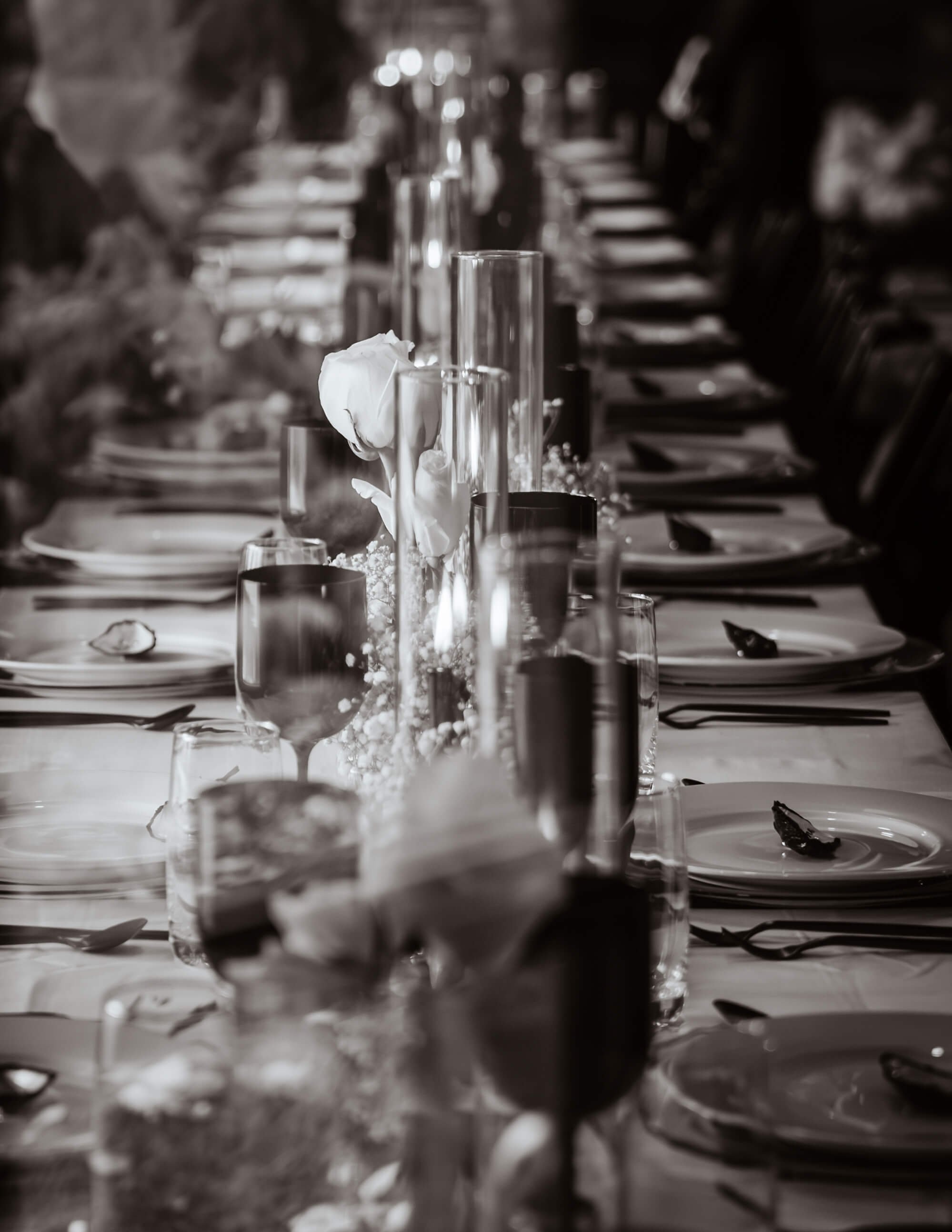 Décoration table mariage élégante, vaisselle et fleurs, style noir et blanc