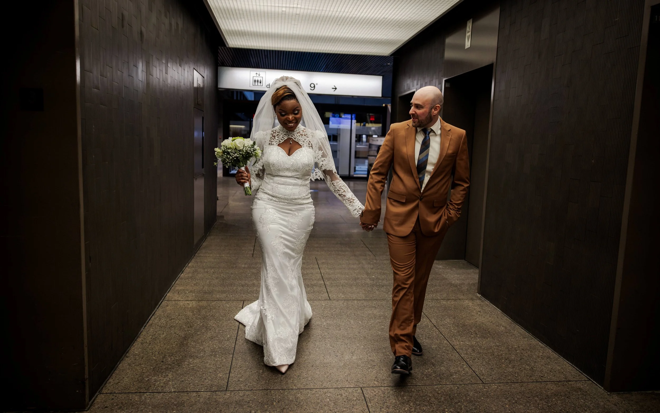 Au palais de justice de Montréal, un homme et une femme viennent de se marier.