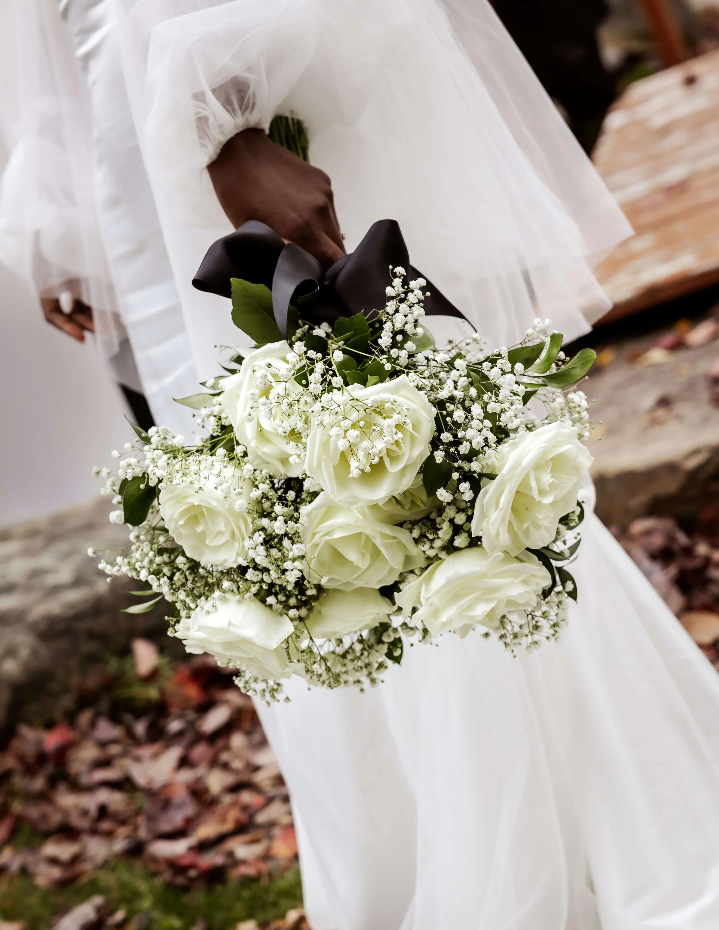 Bouquet mariée roses blanches et gypsophile, ruban noir, détail robe