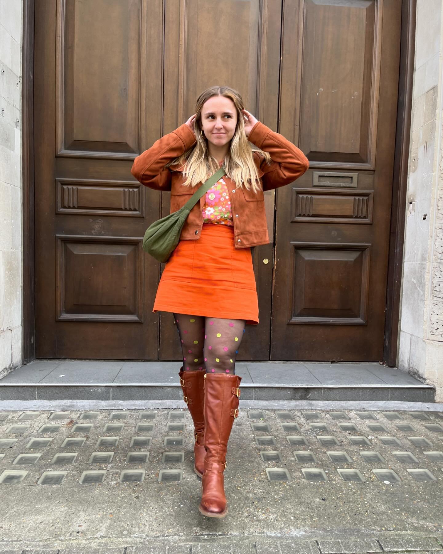 Spring vibes 🌸🌼
Top: @anorakonline (gifted) 
Jacket: @bigsisterswap (gifted)
Skirt: @depop 
Boots: @clarksshoes 
Tights: @snagtights (gifted)
Bag: @uniqloeurope