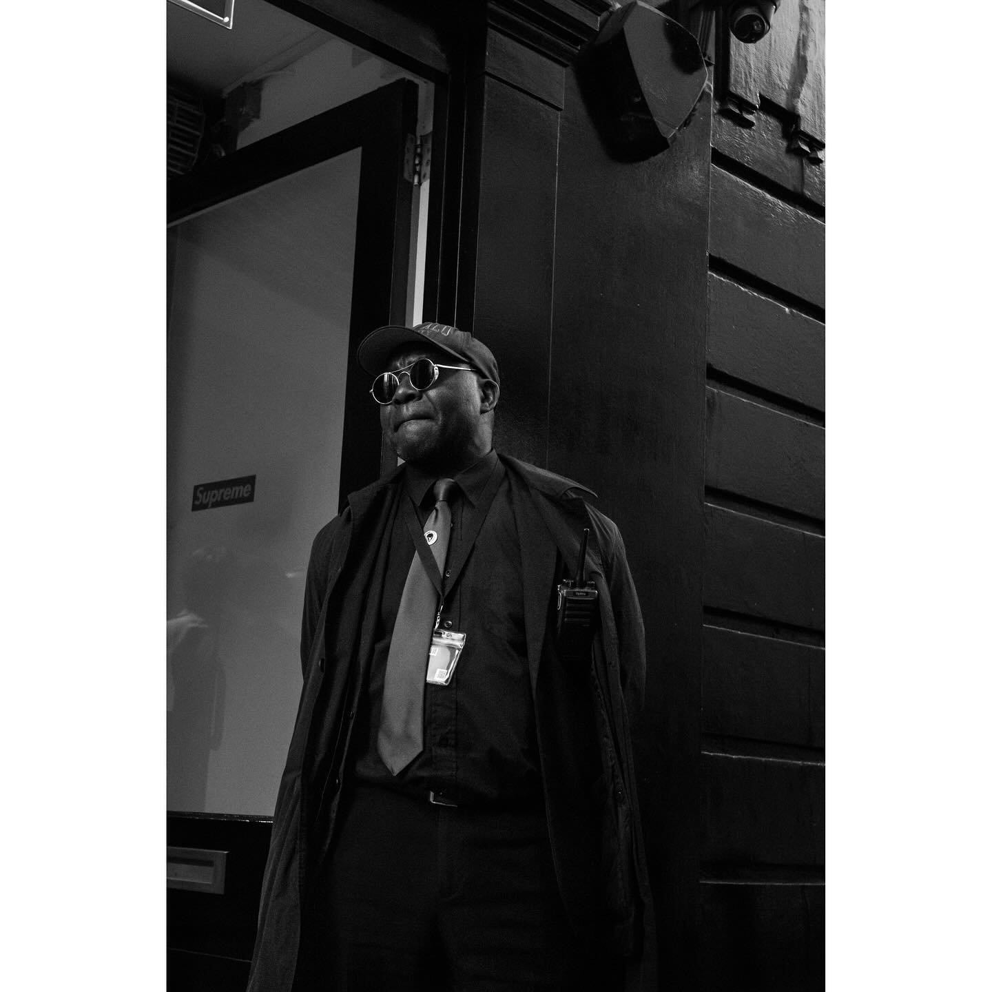 SUPREME
&bull;
&bull;
&bull;
#supreme #soho #london #streetphotography #londonstreetphotography #monochrome #blackandwhite #leica #leicam11monochrom #m11m #28mmelmaritasph #28elmaritasph #jeitootle #adventuresinmonochrome #monochroman