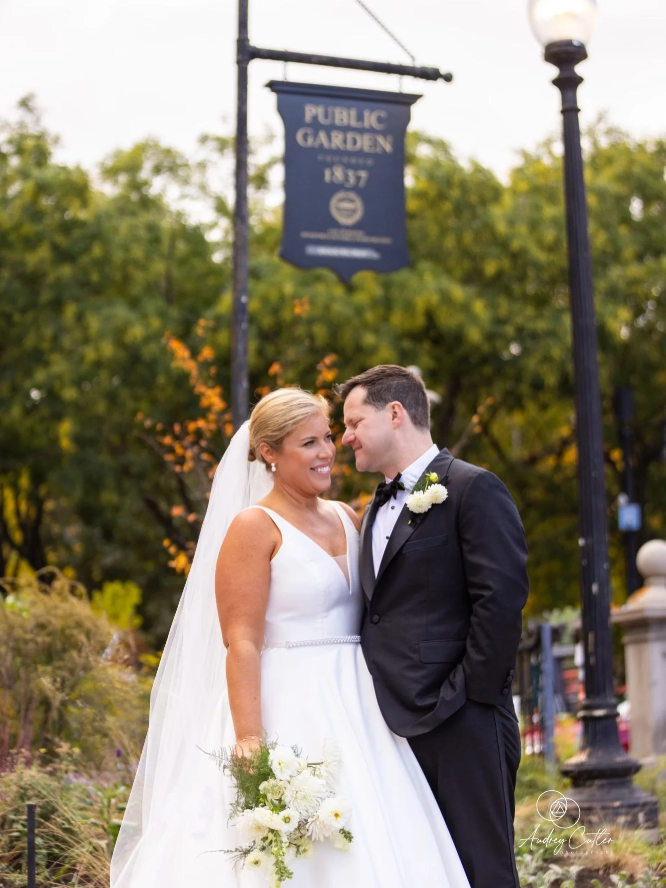 Say Yes Saturday featuring one of our favorite Gamby families, celebrating Maggie &amp; Jay in the most charming October in New England.

Golden leaves lining the paths of Boston&rsquo;s Public Garden. The crisp air. Willow trees brushing the water. 