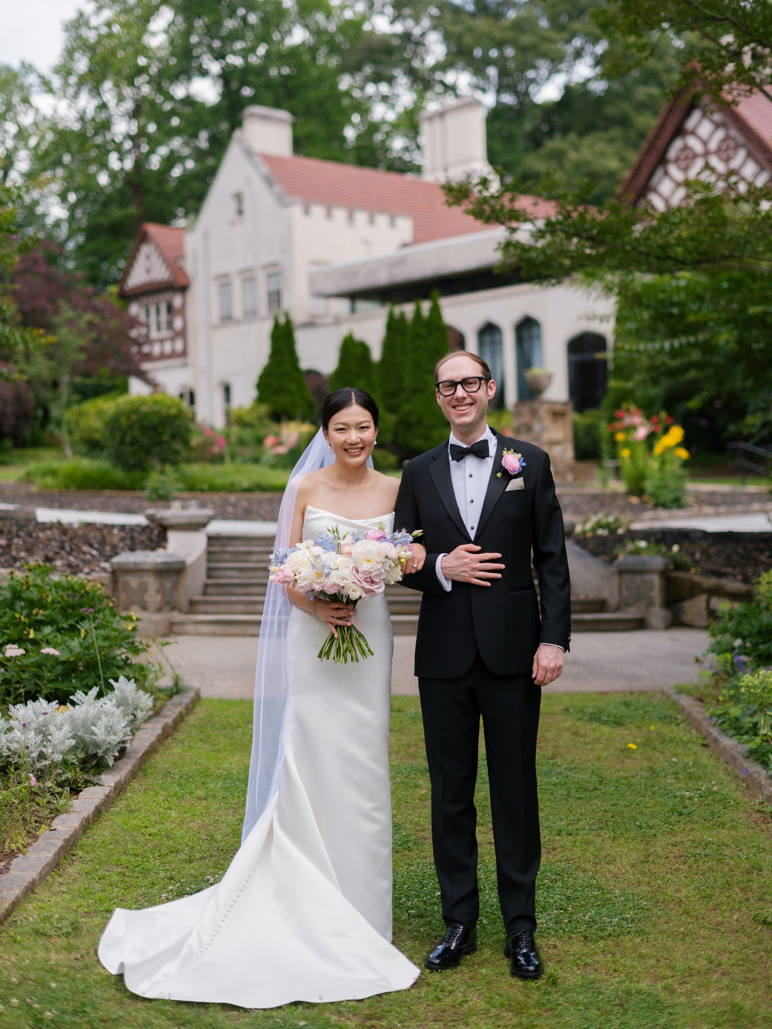 Some gowns travel. Some brides shine. Katie did both.

For her wedding day at the historic Callanwolde Fine Arts Center in Atlanta, Katie chose Greta by @amsale Nouvelle in a gown that perfectly mirrored the understated elegance of the day itself. Sc