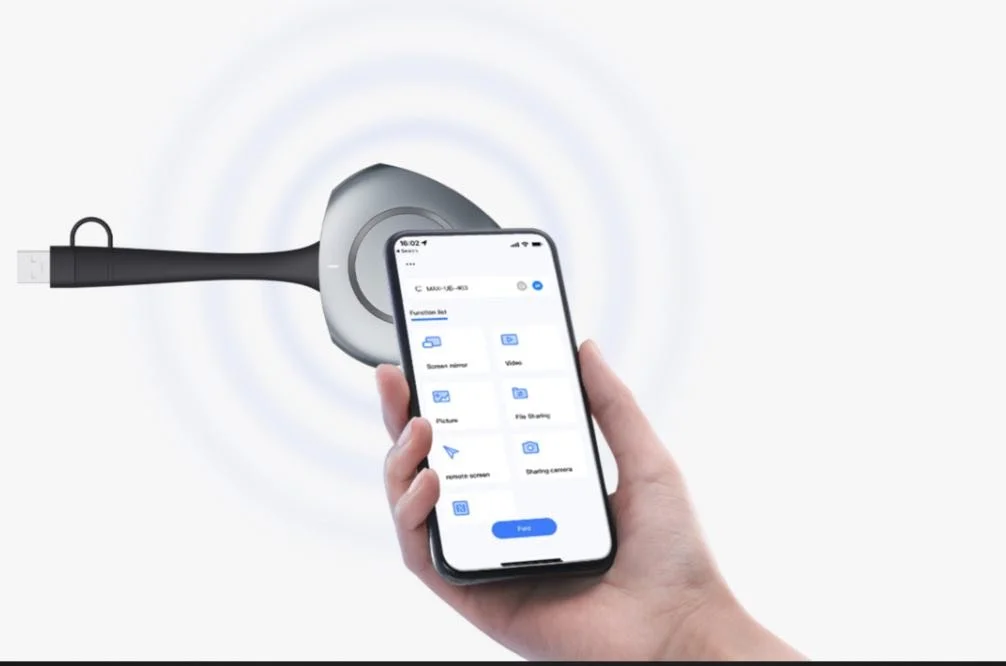 Mano sosteniendo un teléfono inteligente apuntando hacia una cámara de seguridad inalámbrica.