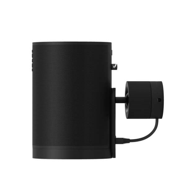 Altavoz negro con diagrama de conexiones trasero.