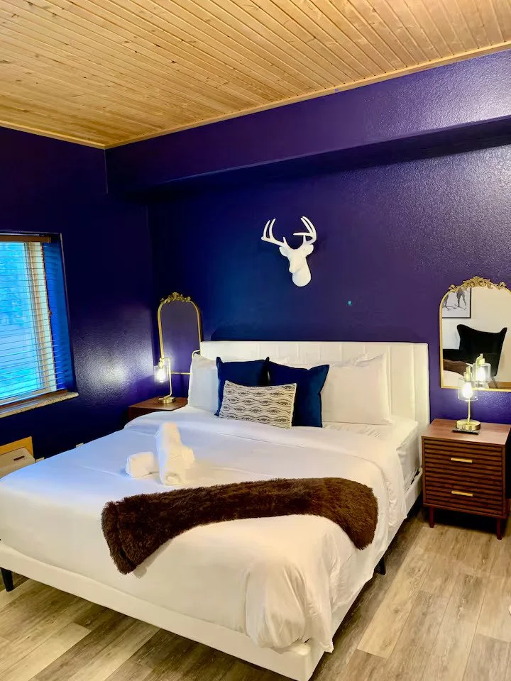 A carefully styled mountain retreat combining rustic charm with modern comfort. Each detail supports guest experience and aesthetic cohesion.