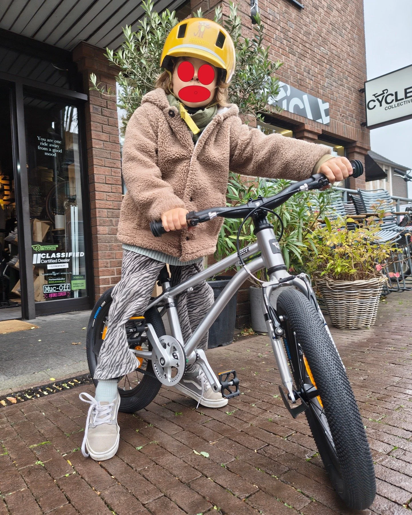 Karl ist unser heutiger Early Rider.
Ganz coole Socke, der Karl. Gestern 4 Jahre alt geworden und heute und morgen hat er auch noch Geburtstag und da ist so ein 16 Zoll Belter doch genau das richtige. N&auml;chste Woche kommen noch Schutzbleche und d