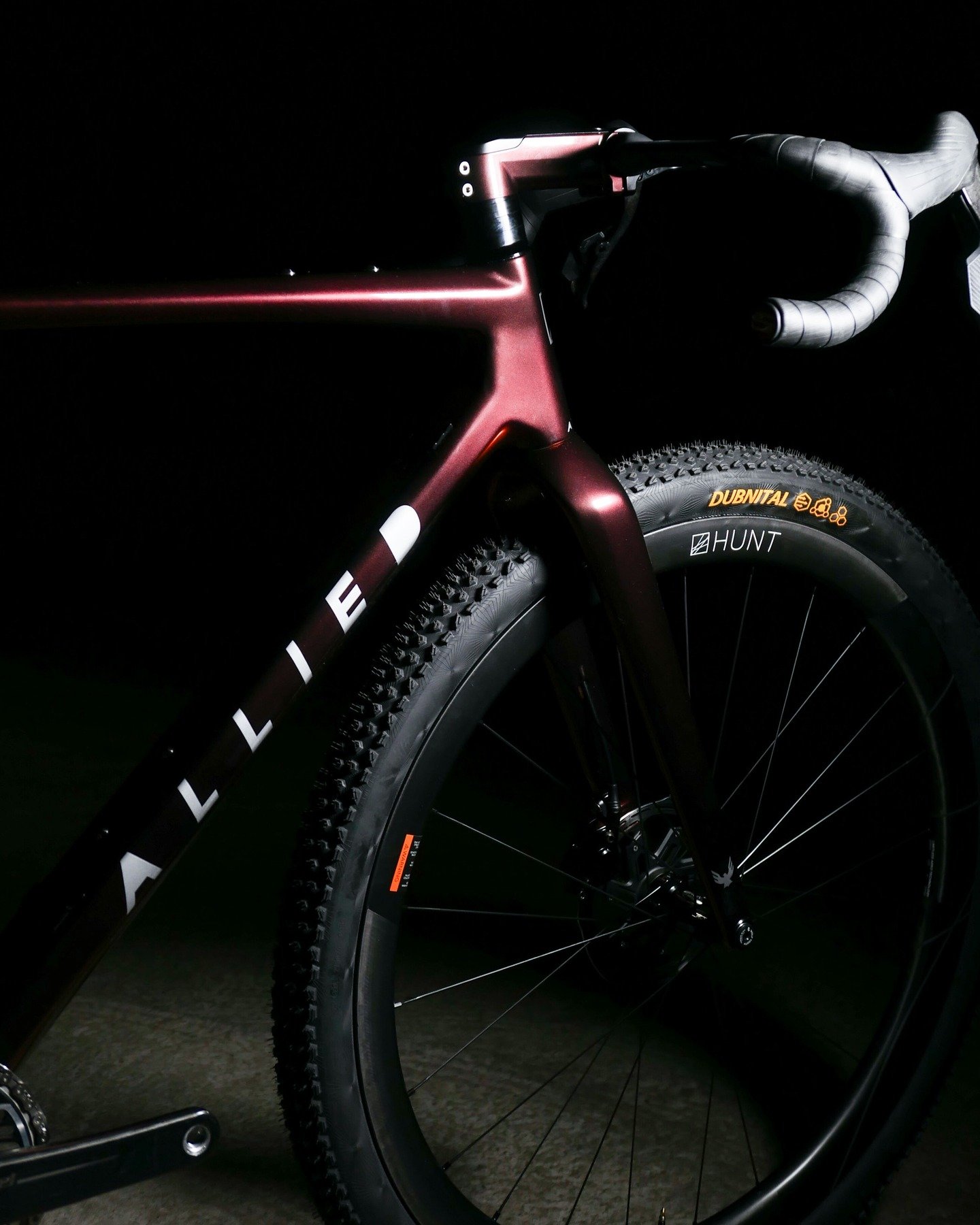 Ready to go..
Allied Able in Fireball.
RH56 mit 

SRAM FORCE / RED XPLR 
HUNT 40 LIMITLESS GRAVEL AERO
CONTI DUBNITAL 57-622
3T AEROGHIAIA LENKER
FIZIK VENTO ARGO ADAPTIVE R3

aufgebaut von @vincentbanka 
fotografiert von @vincentbanka

Wir haben ein