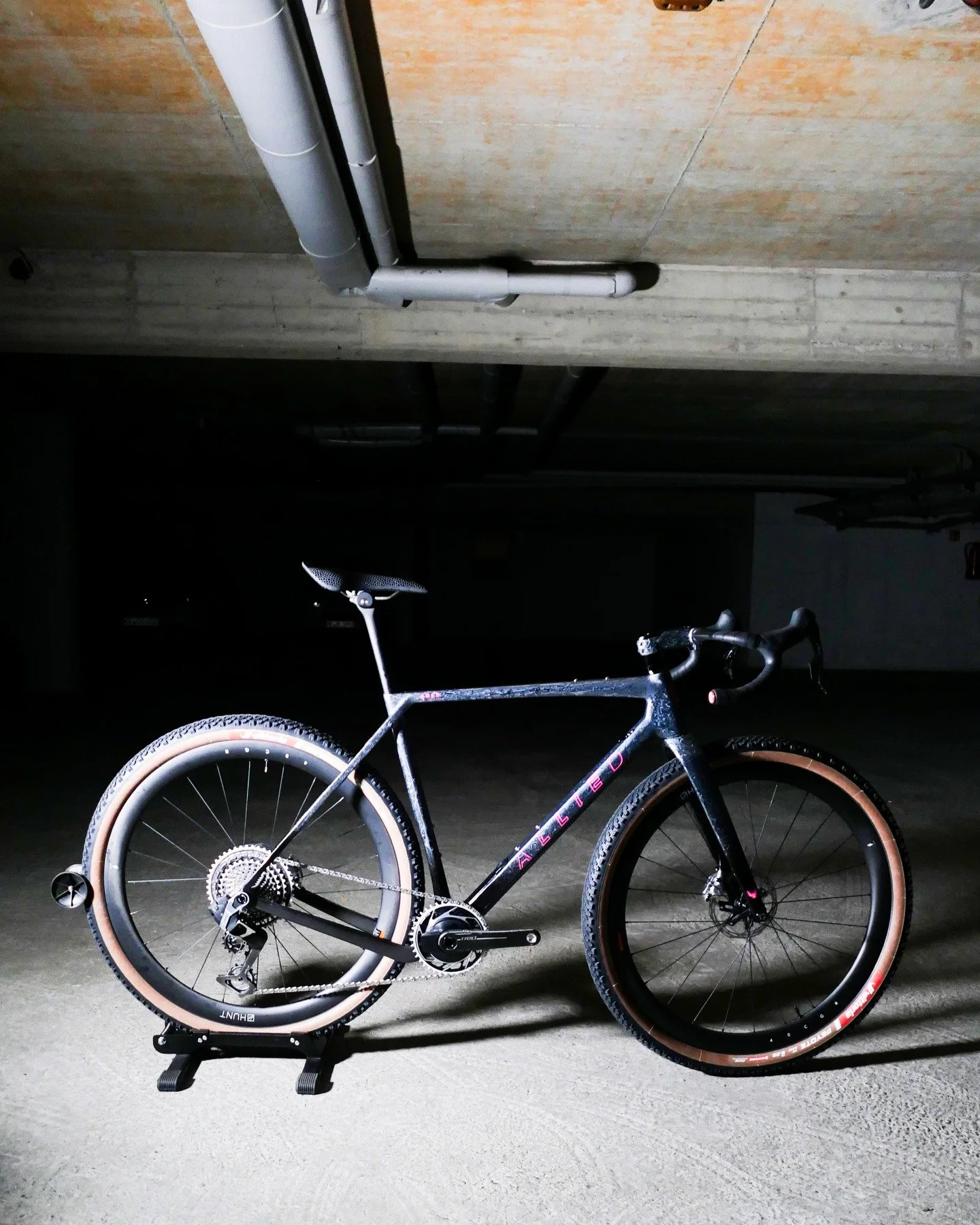 This week is Allied Able week.
Here our ABLE in Dark Nebula Enve Edition colourway.

Built 
#fizik vento argo adaptive r3
#sram red with quarq xplr 
#hunt 40 Limitless gravel aero
#Vittoria 57-622 Peyote
#3T Aeroghiaia Bar

@vincentbanka

The Allied 