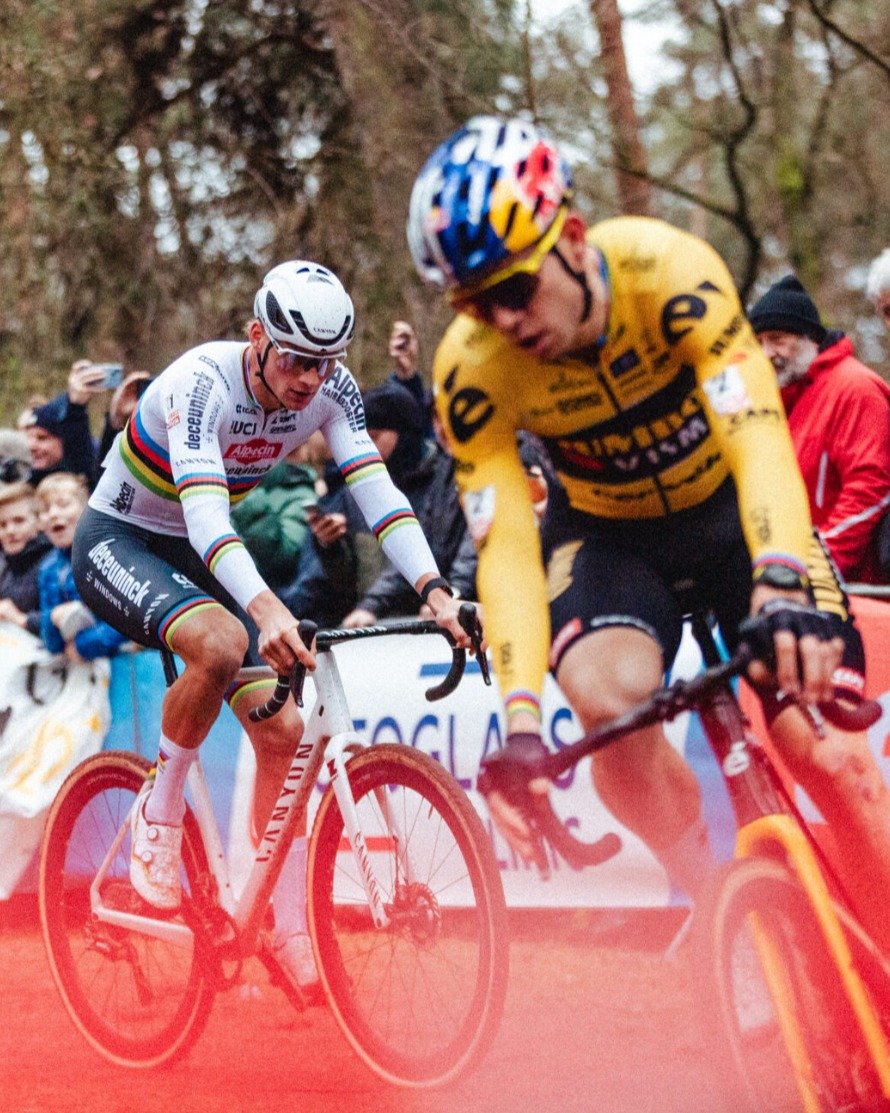 SOLLEN WIR ZUSAMMEN HIN? 
WIR HABEN TICKETS ...

KOPJE KOFFEE AM SONNTAG MORGEN IM CYC UND DANN 90 MIN NACH ZONHOVEN UND ....

Der Zonhoven Cyclocross am 4. Januar 2026 verspricht erneut ein Spektakel der Extraklasse. Wenn Mathieu van der Poel und Wo
