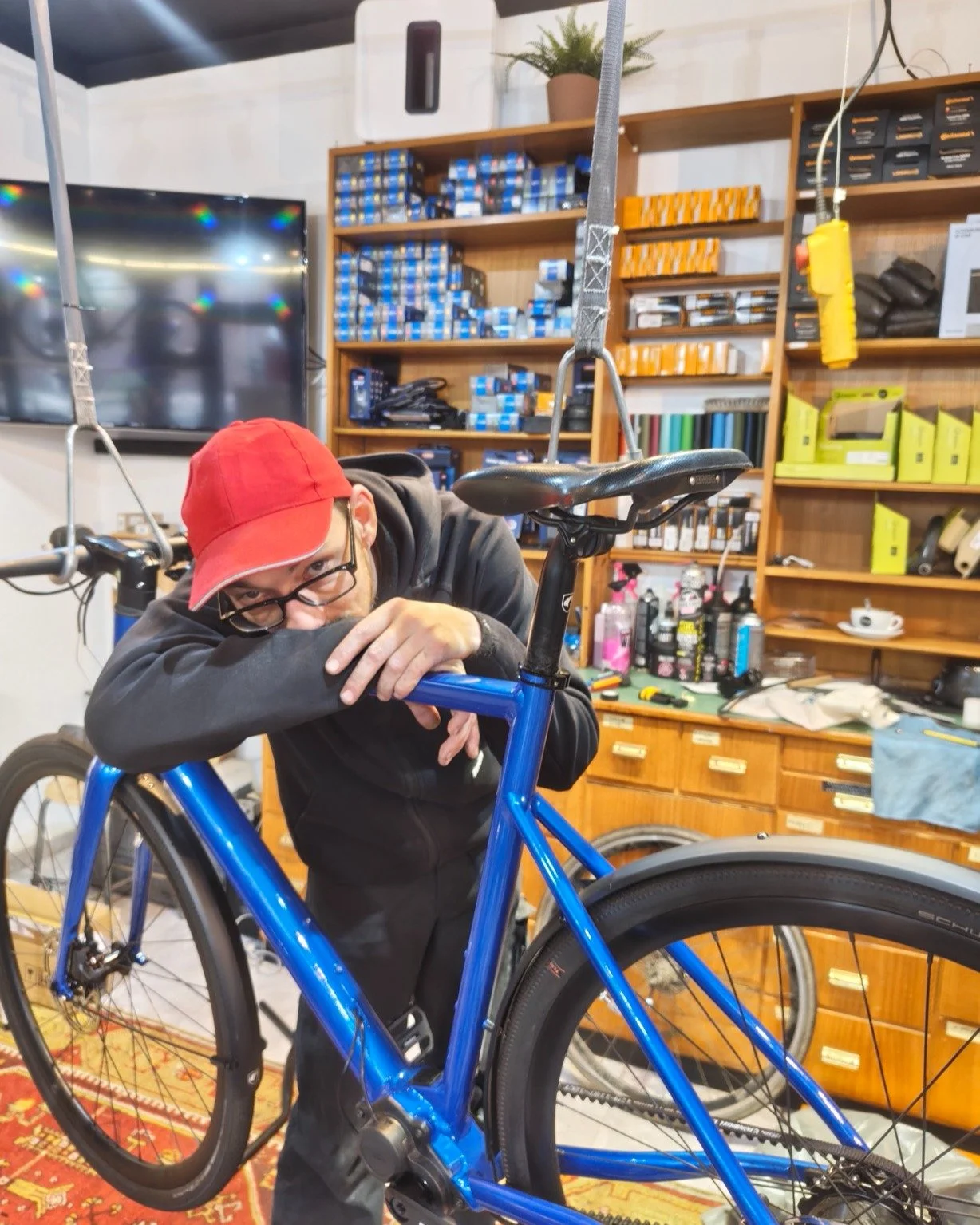 HELFT MICHAEL.

Momentan haben wir viele Kapazit&auml;ten frei und freuen uns, wenn ihr uns eure R&auml;der bringt. Ob nun Bikeleasing/Jobrad Inspektionen oder Updates, platte Reifen oder Neuaufbauten.

A�lles hilft. um Michael aus seinem Dornr&ouml;