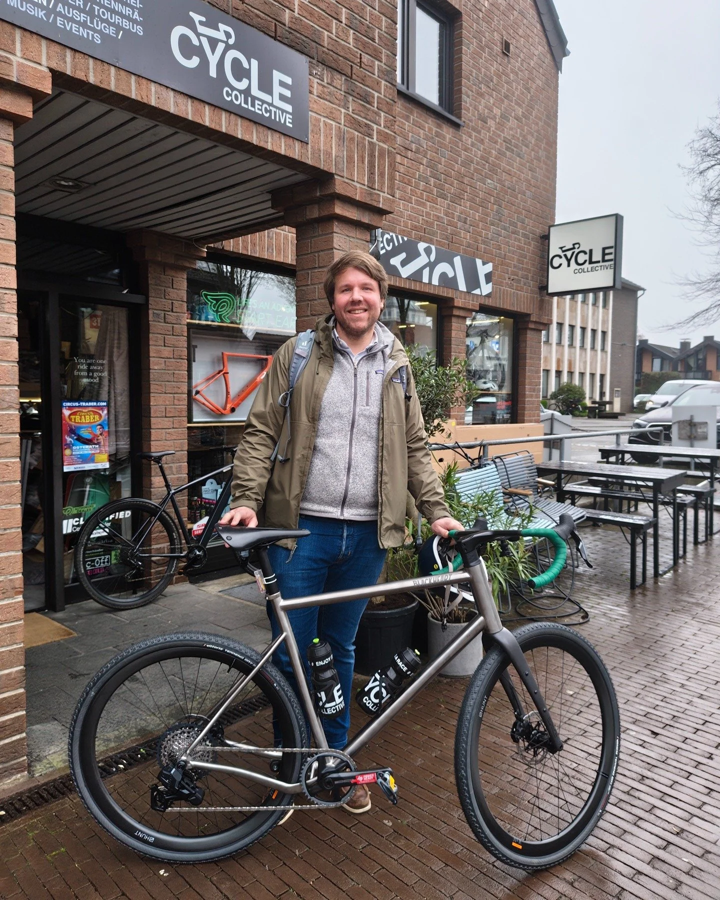 Das ist Florian aus D&uuml;sseldorf. Vor kurzem hatte er sich schon ein Bullitt als Familienkutsche in british racing green von uns aufbauen lassen. Aber ab und zu m&ouml;chte er dann auch mal Me-Time haben und alleine unterwegs sein. Daf&uuml;r ist 