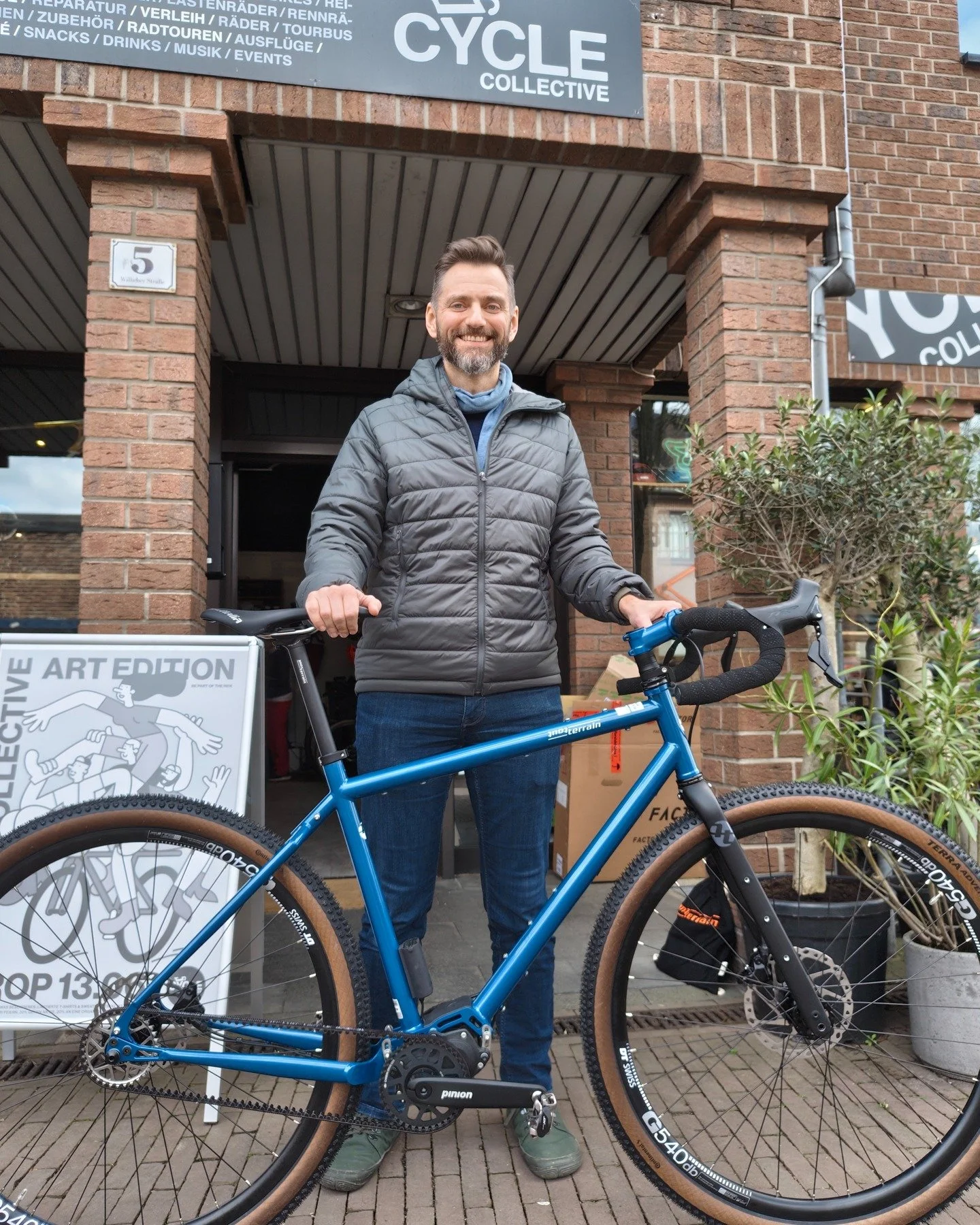 Und das ist Christian mit seinem neuen Tout Terrain Cerres. Ein wundersch&ouml;nes Stahl-Gravel-Bike mit Pinion Smartshift und Gates Riemen. Tout Terrain, eher f&uuml;r seine Reiser&auml;der bekannt, gewinnen immer mehr Bedeutung im sportlichen Grave