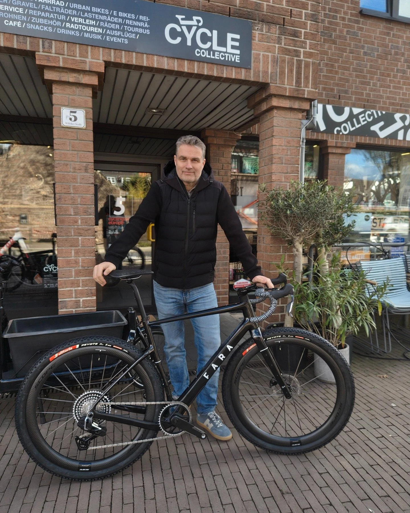 Heute hat endlich Thomas sein FARA GR/4 abgeholt. Und schon wieder ein sehr sch&ouml;ner, individueller Aufbau! 
Dieses Mal mit den @scope Artech 4G Gravel Laufr&auml;dern und @vittoria Peyote 2.25 breiten M&auml;nteln! Beim Lenkerband keine Kompromi