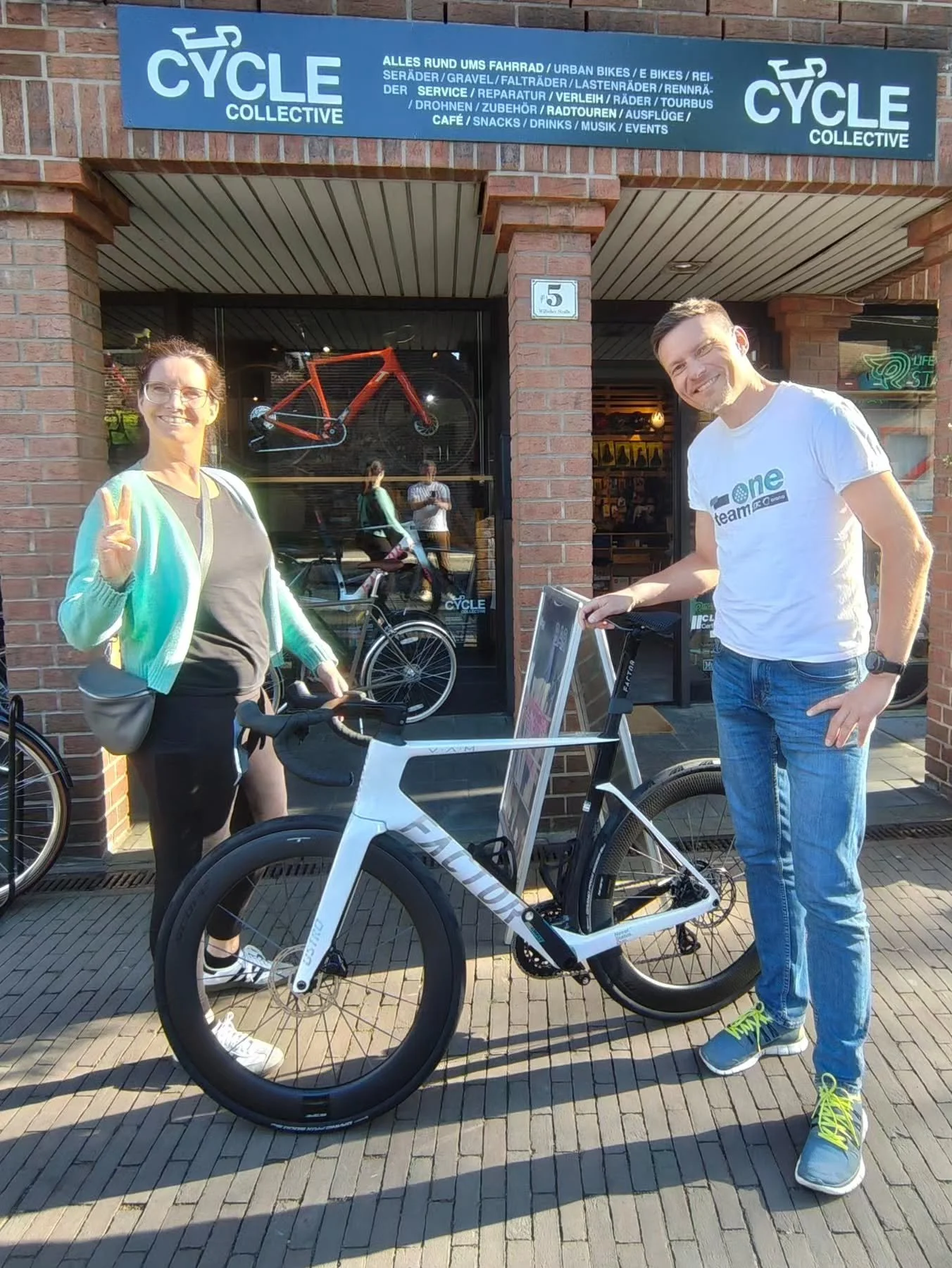 Der liebe Jens aus K&ouml;ln mit seiner Susi aka Chief-buying-officer ,😍. Mega sch&ouml;nes Ostro von @factorbikesgermany in der Black White Lackierung, Scope Artech Laufr&auml;dern und richtig lautem Ratchet Sound. Und nett, dass die beiden noch sp
