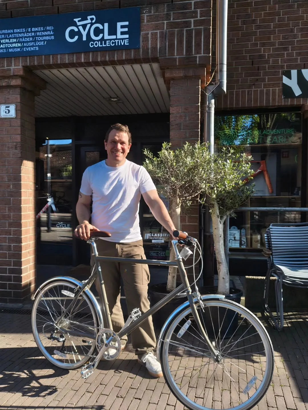 Moritz mit seinem neuen Tokyobike. 
8 G&auml;nge, 26 Zoll, sch&ouml;ne Farbe.
Was gibt's mehr zu sagen..
Einfach nur sch&ouml;n und schnell f&uuml;r die Stadt.an kann ja nicht nur auf dem Gravelbike sitzen...
Lieber Moritz, viel Spa&szlig; an allen E