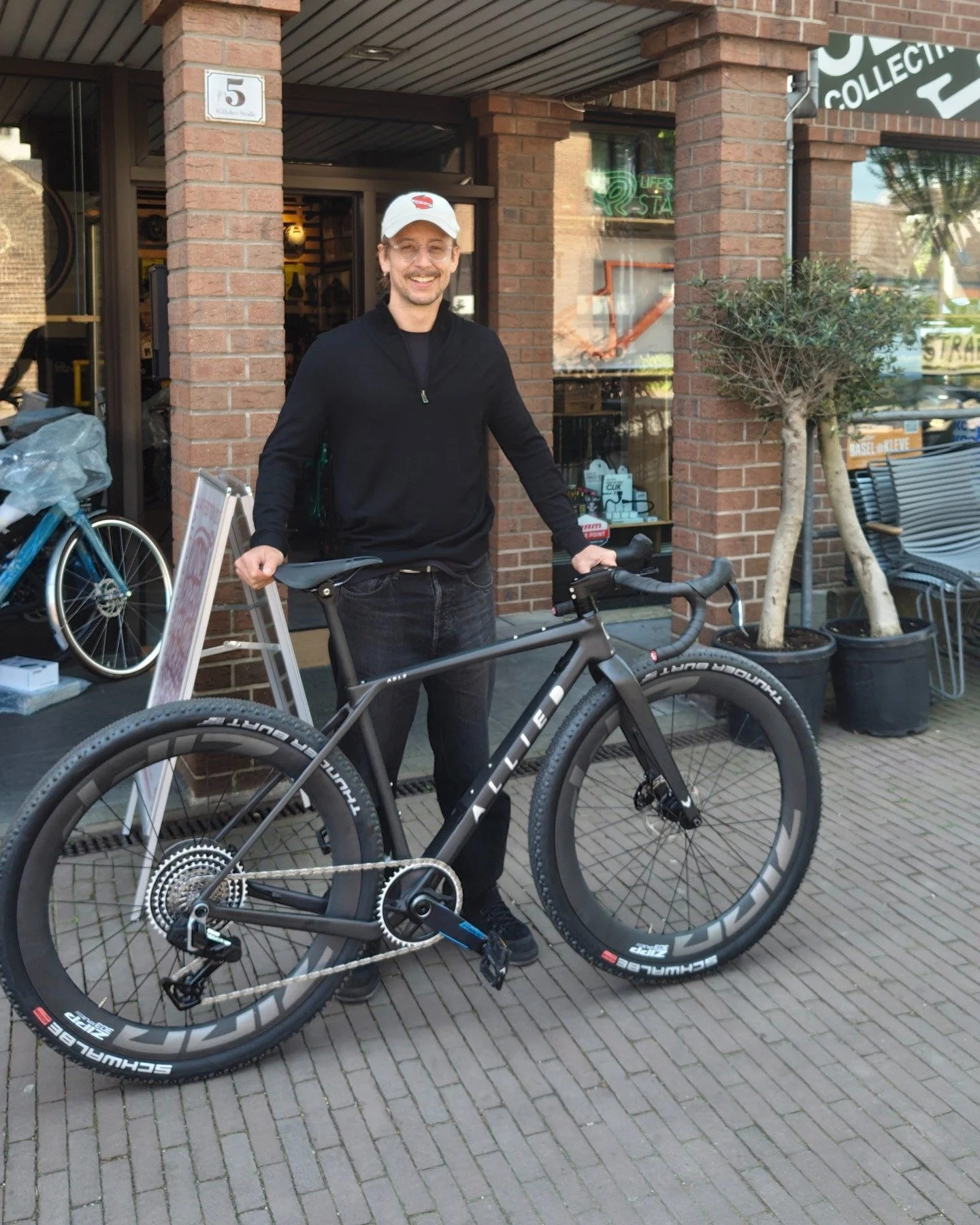 Wer macht schon einen Tagesausflug nach Osterath .. aus Berlin ?
Josh macht's. Warum? Weil's halt in Osterath so sch&ouml;n ist und weil da ein @alliedcycleworks ABLE auf ihn wartet! 
Und nach der kurzen Probefahrt durchs Dorf war es klar. Das ABLE w