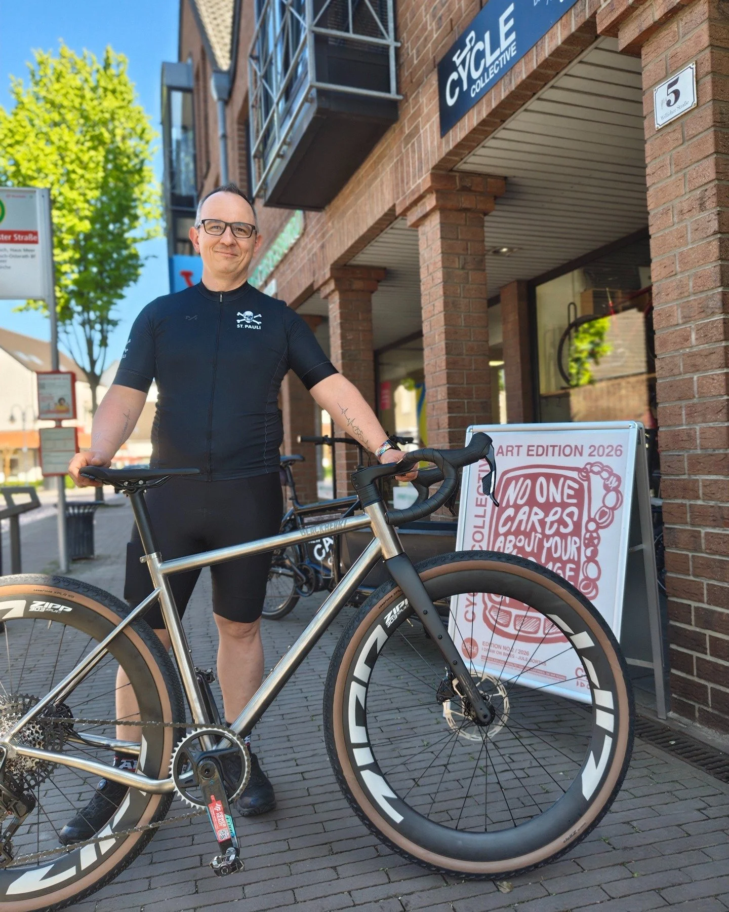 Kevin mit seinem neuen Blackheart Gravel. Bei der RH52 kommen die Proportionen dieses Dreambikes soo stark zur Geltung. Richtig harmonisch: Die Enve Gabel mit dem Blackheart Cockpit, dem m&auml;chtigen XO Schaltwerk und der 10-52 Kassette und der For