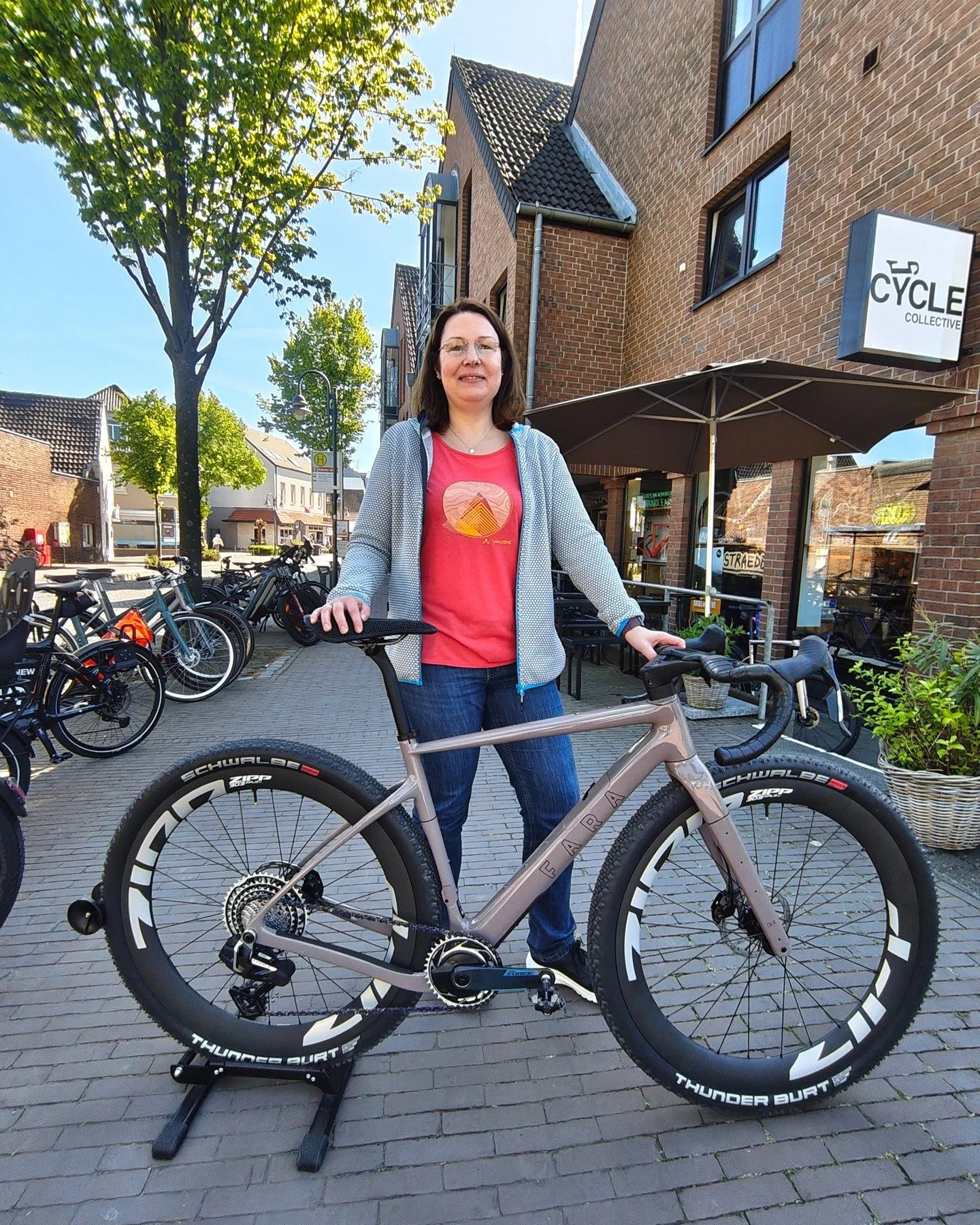 Anouk aus Kiel musste nun echt ewig warten. Nun endlich war es so weit! Das @faracycling GR/4 in Gr&ouml;&szlig;e 49 und Farbe SHADE ist geliefert. Mit der SRAM Force XPLR und dem Kettenblatt mit beidseitigem Powermeter und 38 Z&auml;hnen die ideale 