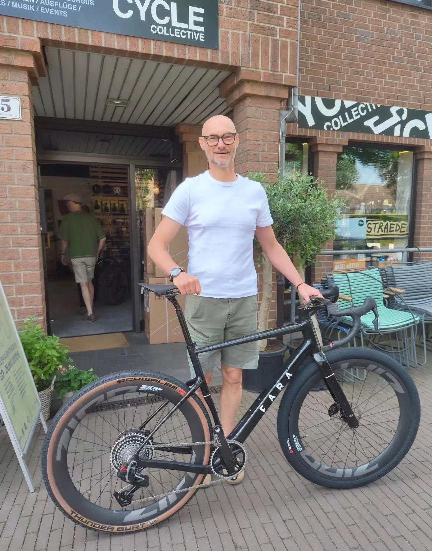 Das ist Ronny aus Haarlem. Weil Ronny die deutschen Weihnachtsm&auml;rkte einfach gro&szlig;artig findet, hat es ihn im Dezember sogar bis nach D&uuml;sseldorf und Osterath verschlagen.

Zu dieser Zeit hat Ronny &uuml;brigens eine Fara GR4 bestellt. 