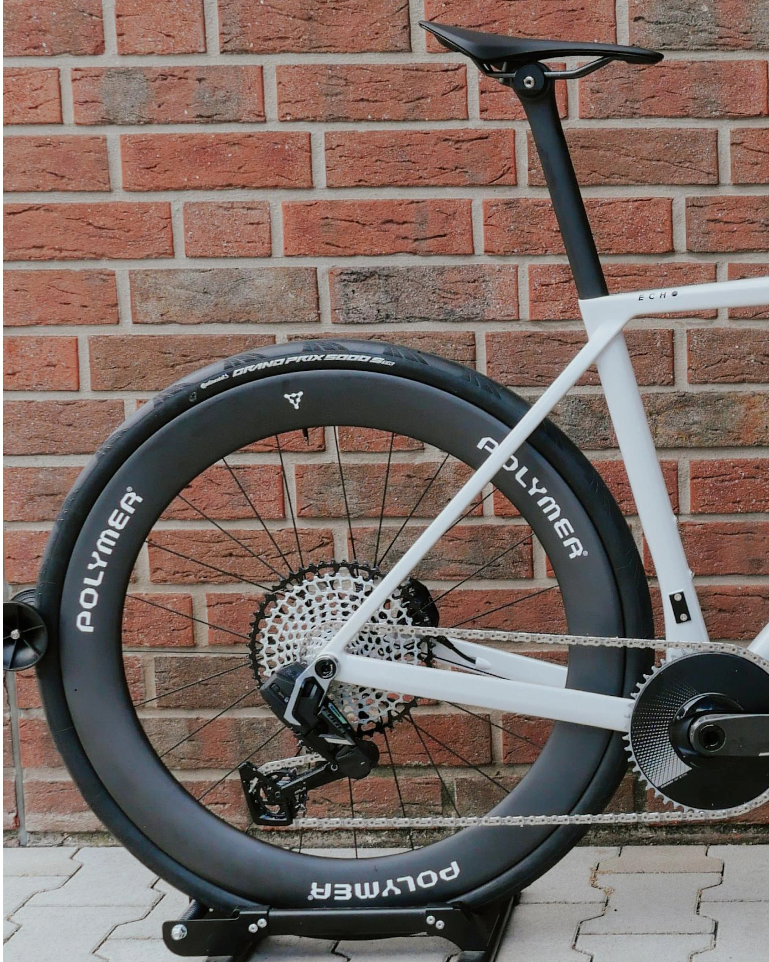 Kaum aufgebaut, verl&auml;sst es uns bald schon wieder. 
Unser erstes @alliedcycleworks Echo!
RH54 M in Farbe Suprawhite.
mit der @sramroad FORCE XPLR E1 mit 48er Aerokettenblat,
@garbaruk_components Kassette 10-52
@polymerws Eclipse 58:65 Laufr&auml