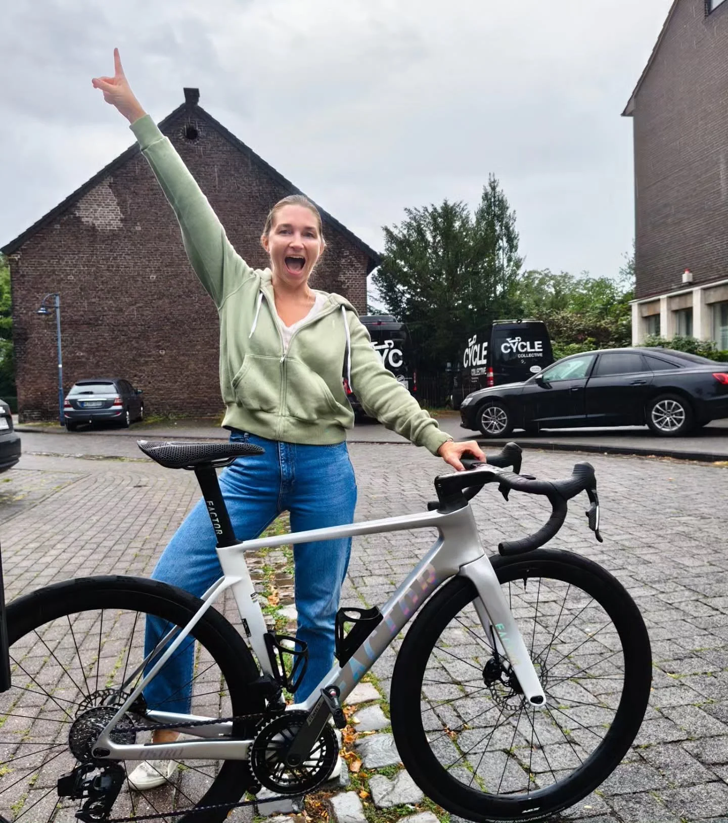 Das ist die Stephanie mit ihrem neuen @factorbikes Ostro. Die beiden.. ein echter Match oder? 
Arctic Chrome, Scope R4A, SRAM Force mit Favero Wattmess-Pedalen, dem angenehmen Adaptive von @Fizik und der sch&ouml;nen wei&szlig;en Sattelst&uuml;tze..
