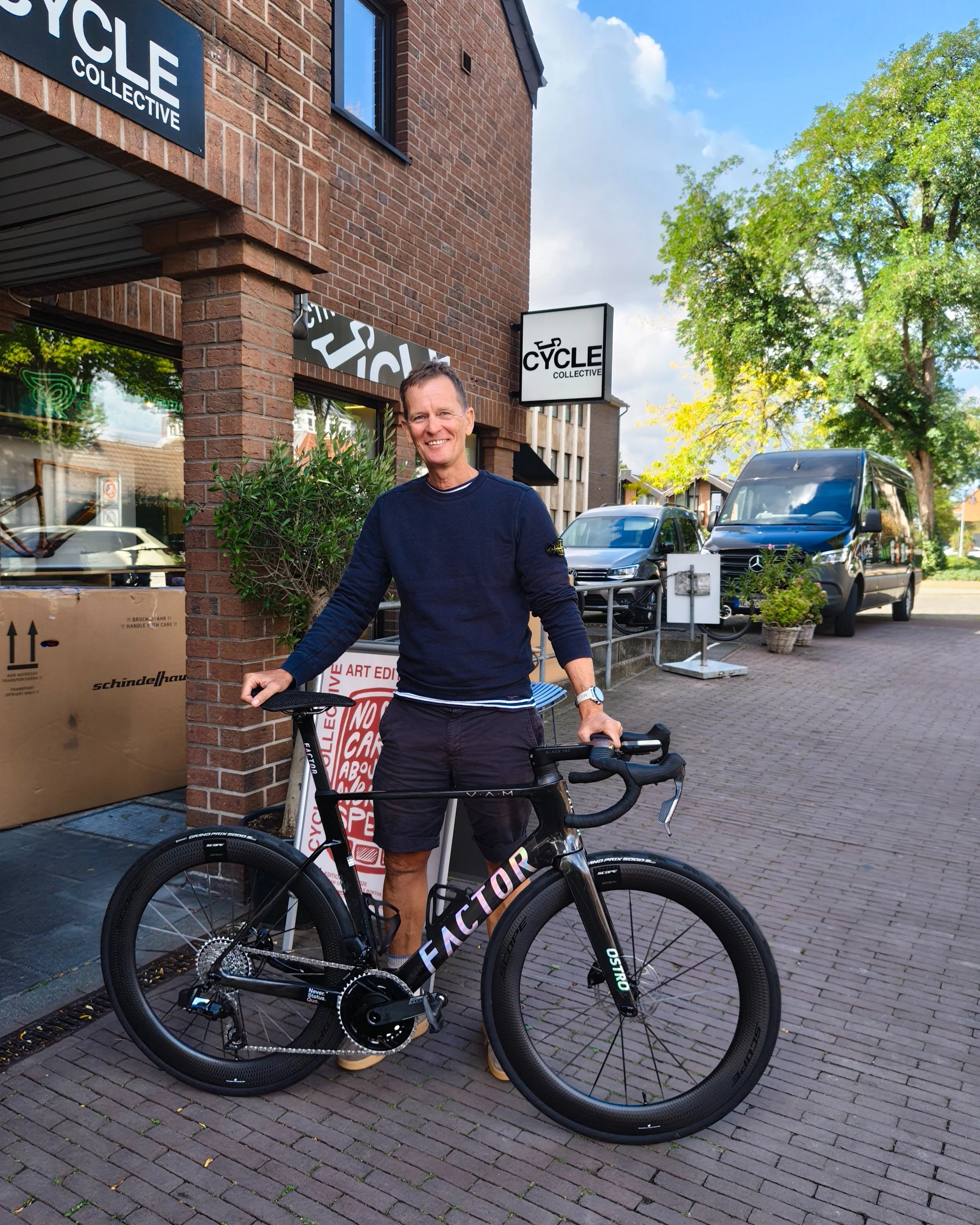 Thomas aus M&uuml;lheim holte heute sein neues Dreambike ab. Ein @factorbikesgermany Factor Ostro mit @scopecycling Artech 6 Felgen. Die machen einen Mega Sound und den Sohn hat Michael gleich mitgenommen, zum Neidischmachen und zum Ausrichten des Ra